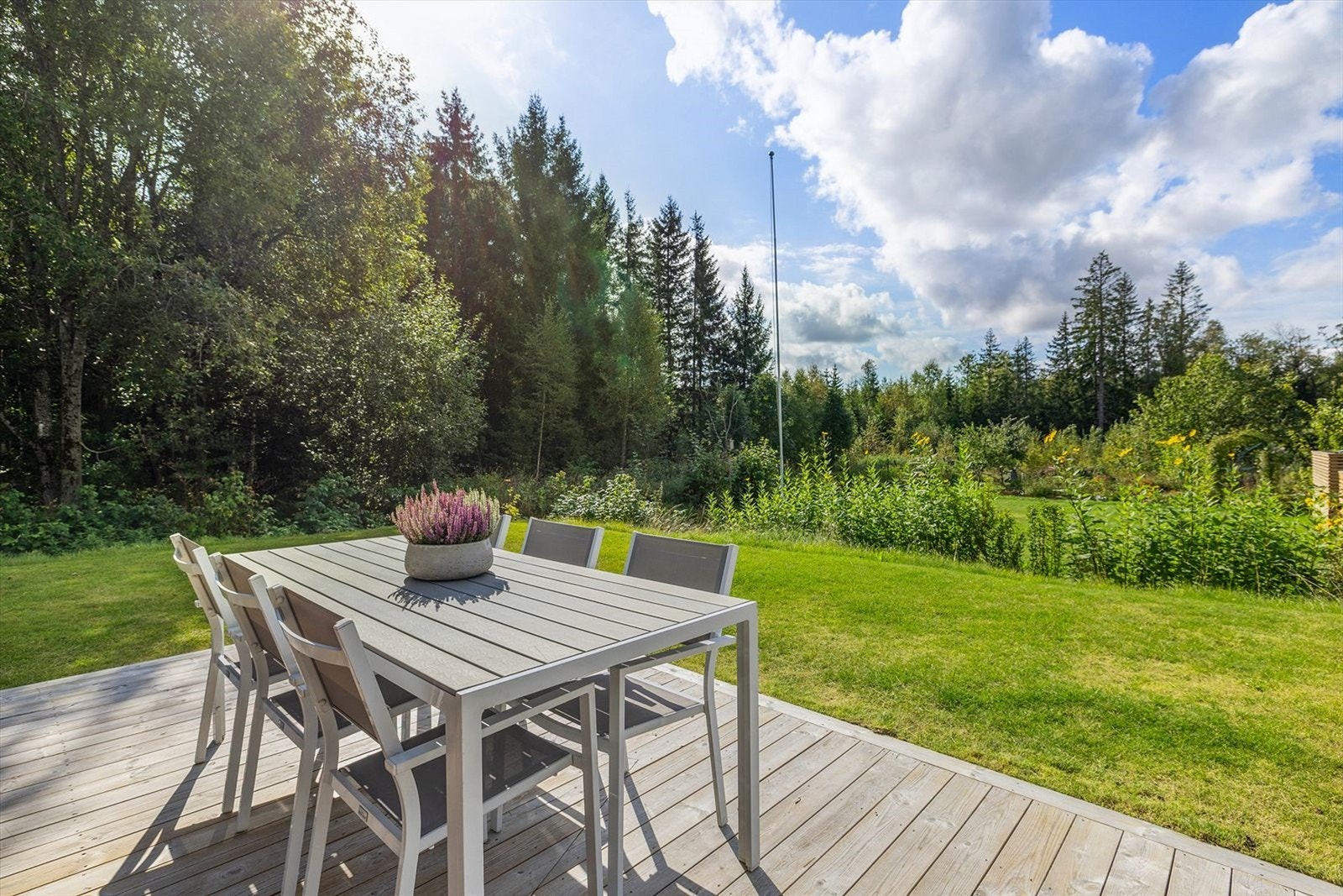 Flott uteområde med naturen som nærmeste nabo Galleribilde