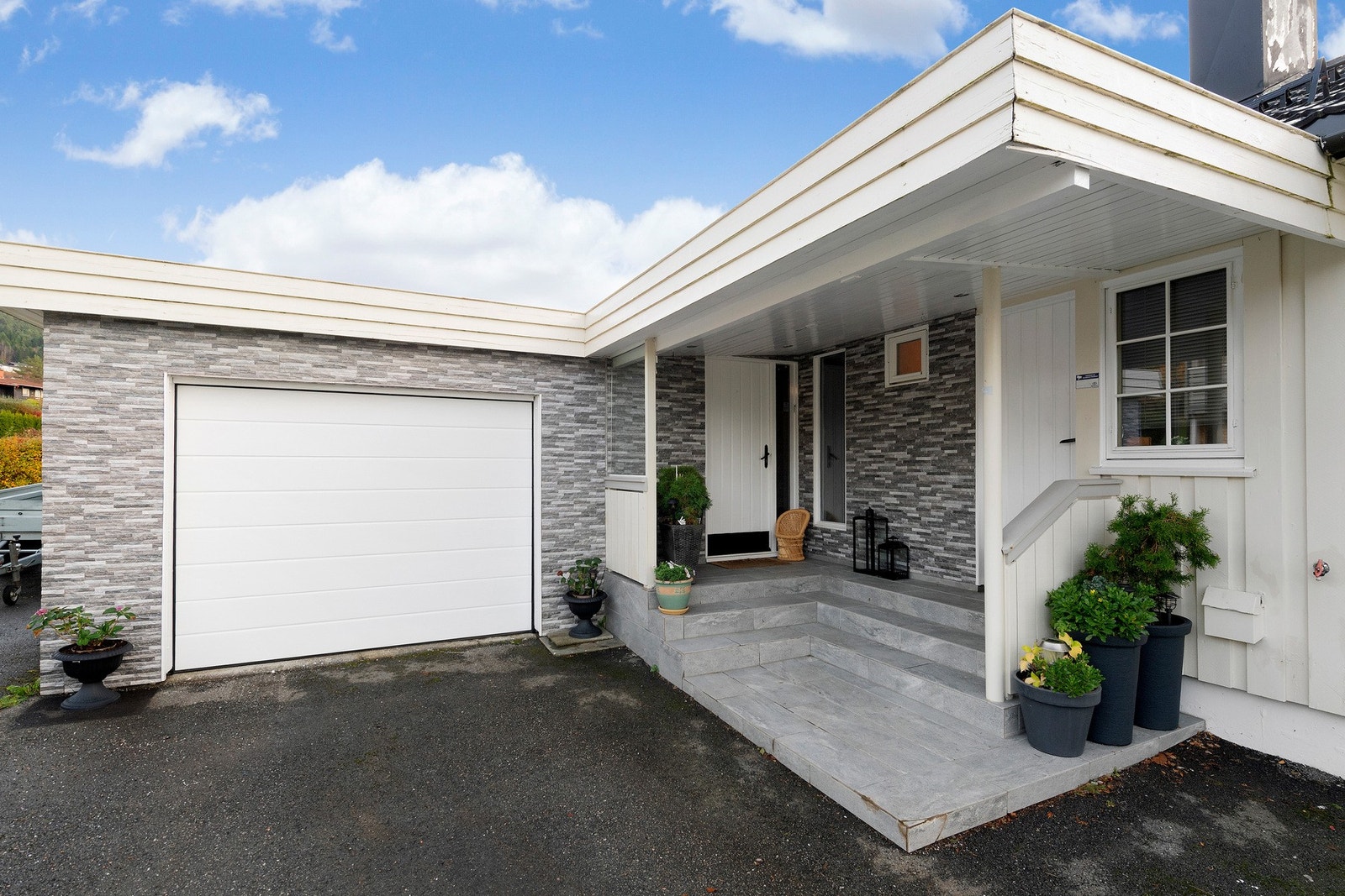 Eiendommen har både garasje og carport. Galleribilde