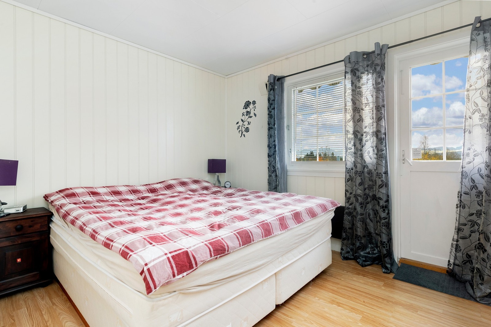 Det er totalt 3 soverom i 1. etasje. Dette er hovesoverommet. Galleribilde