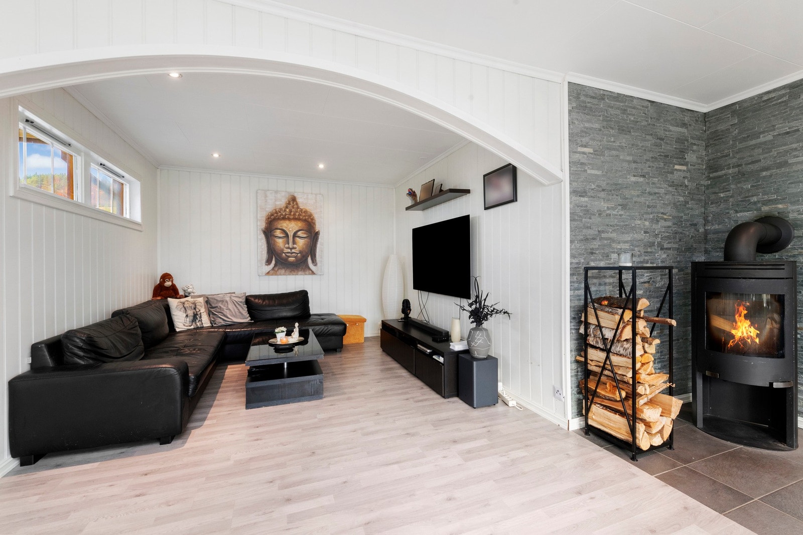 I stuen kan man fyre i vedovnen. Vedovnen gir god og lun varme. Galleribilde