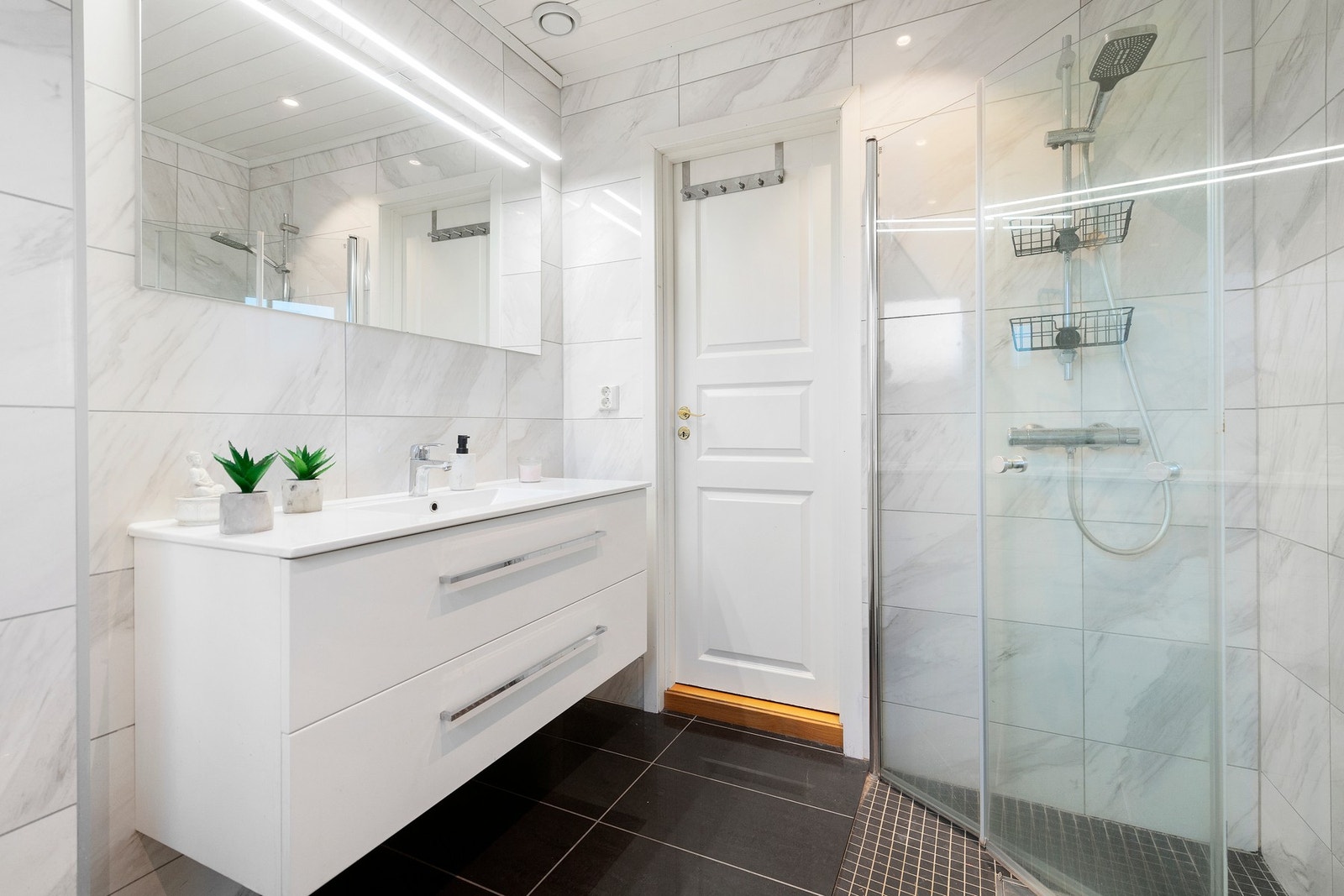 Pent, flislagt bad som ble pusset opp i 2019. Galleribilde