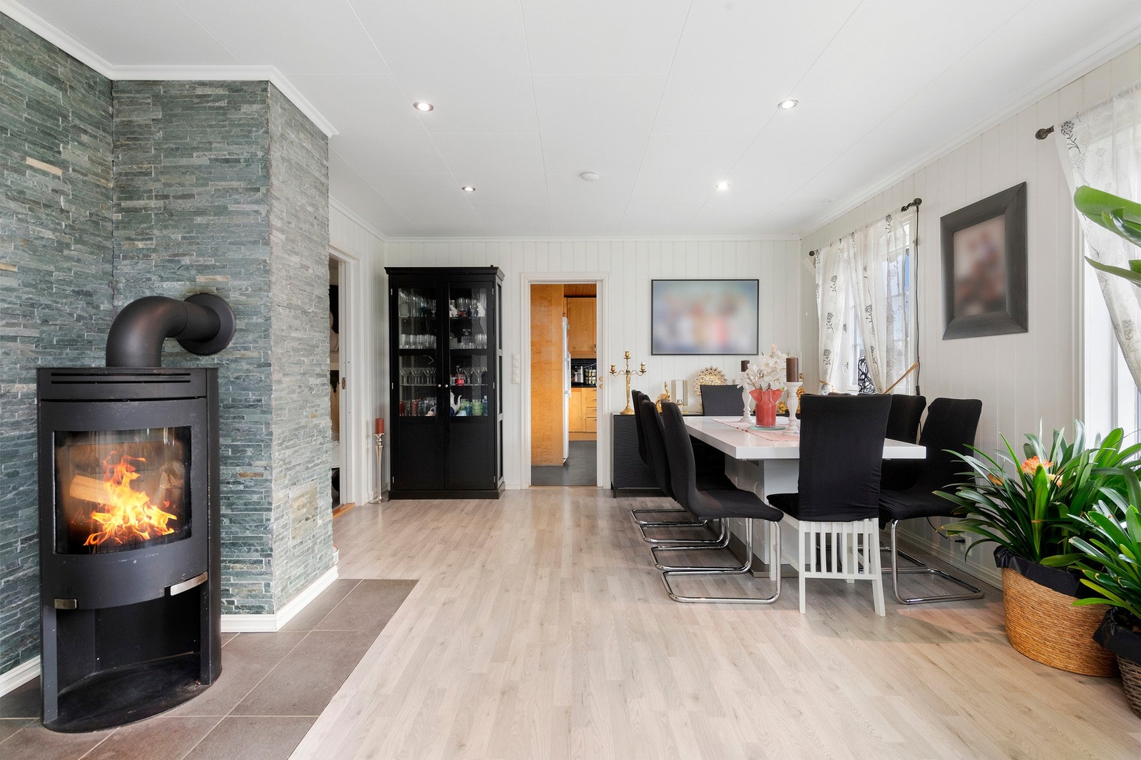 Det er god plass i stuen som har flere møbleringssoner. Galleribilde