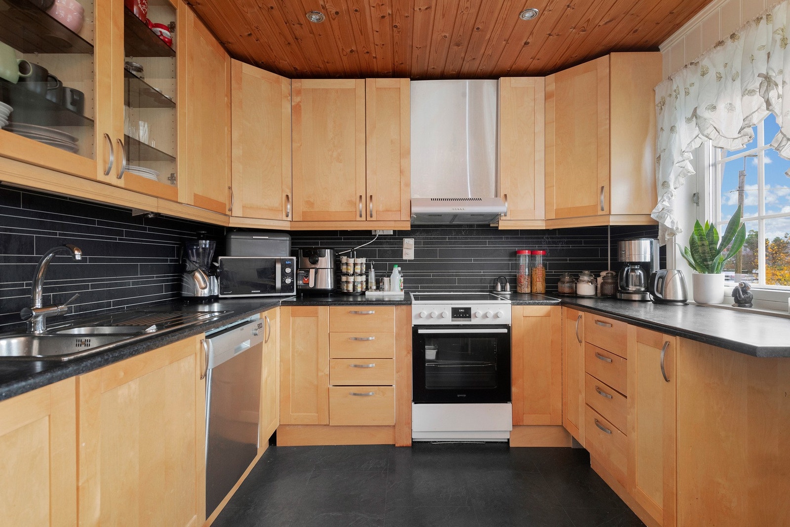 Fint kjøkken med fronter av bjørk. Galleribilde