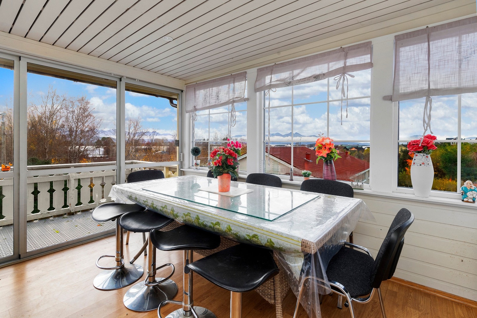 Mot vest er det etablert overbygg på veranda med skyvedører. Her kan man forlenge utesesongen. Galleribilde