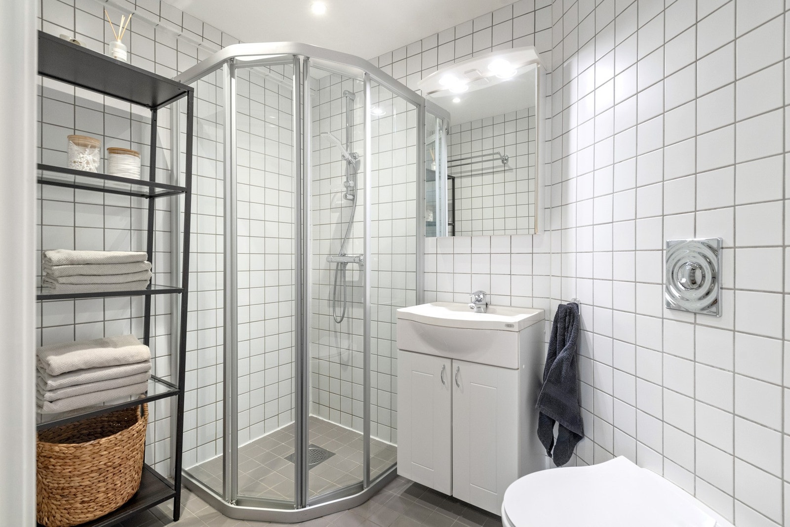 Pent flislagt bad i tidløse fliser og farger. Galleribilde