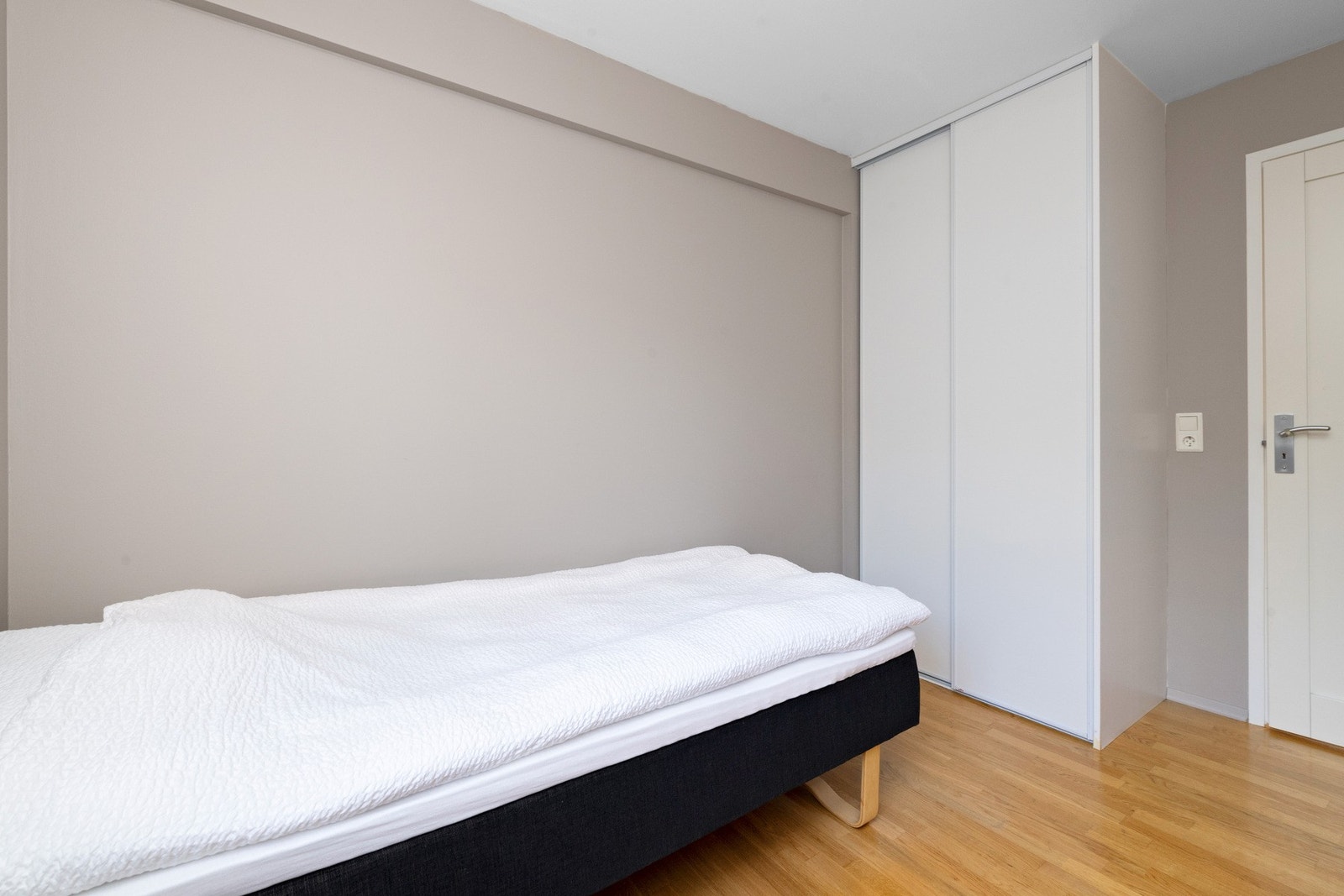 Også soverom nr. 2 har praktisk skyvedørsgarderobe Galleribilde