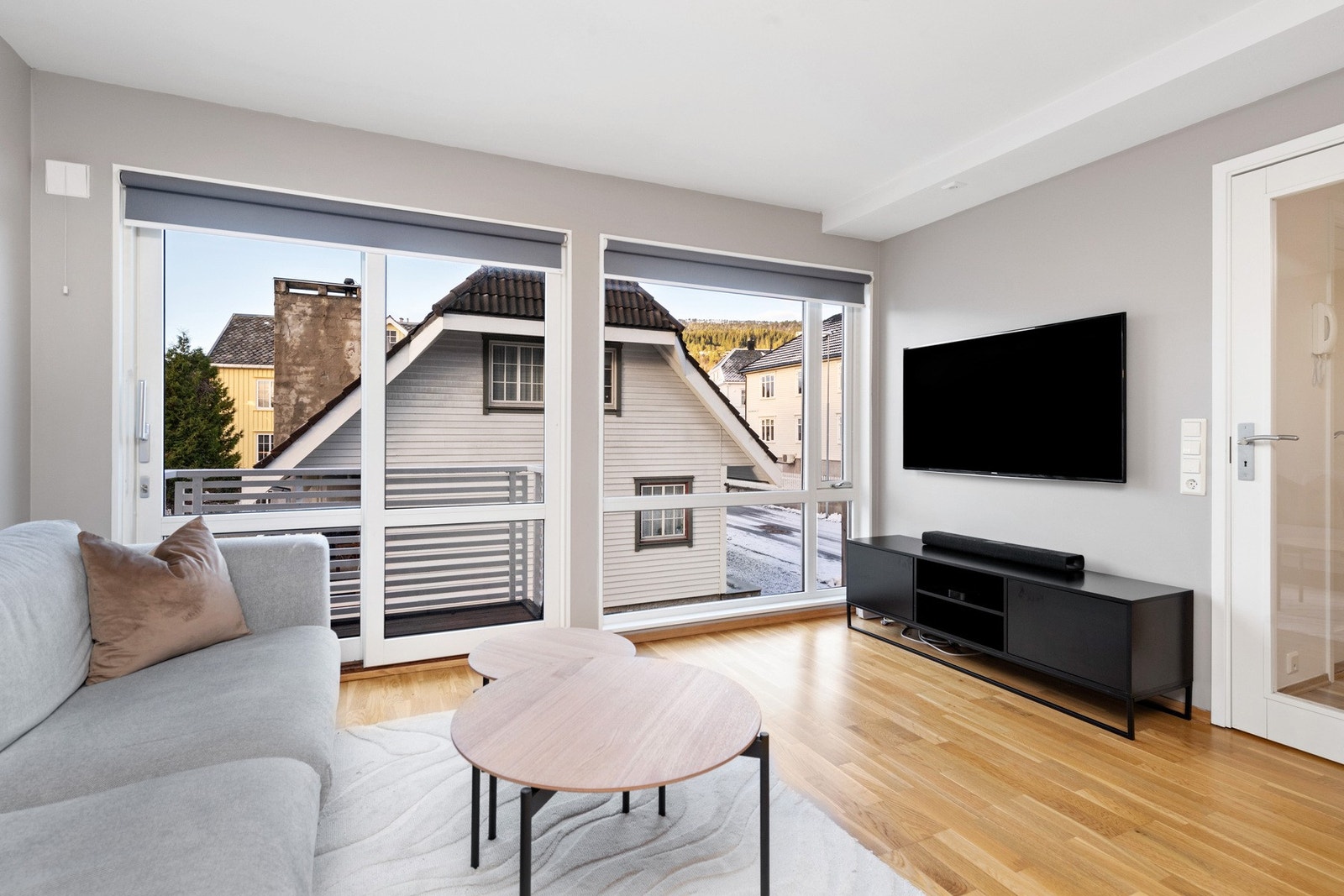 Leiligheten har åpen- stue og kjøkkenløsning. Rommets utforming gir god plassutnyttelse. Galleribilde