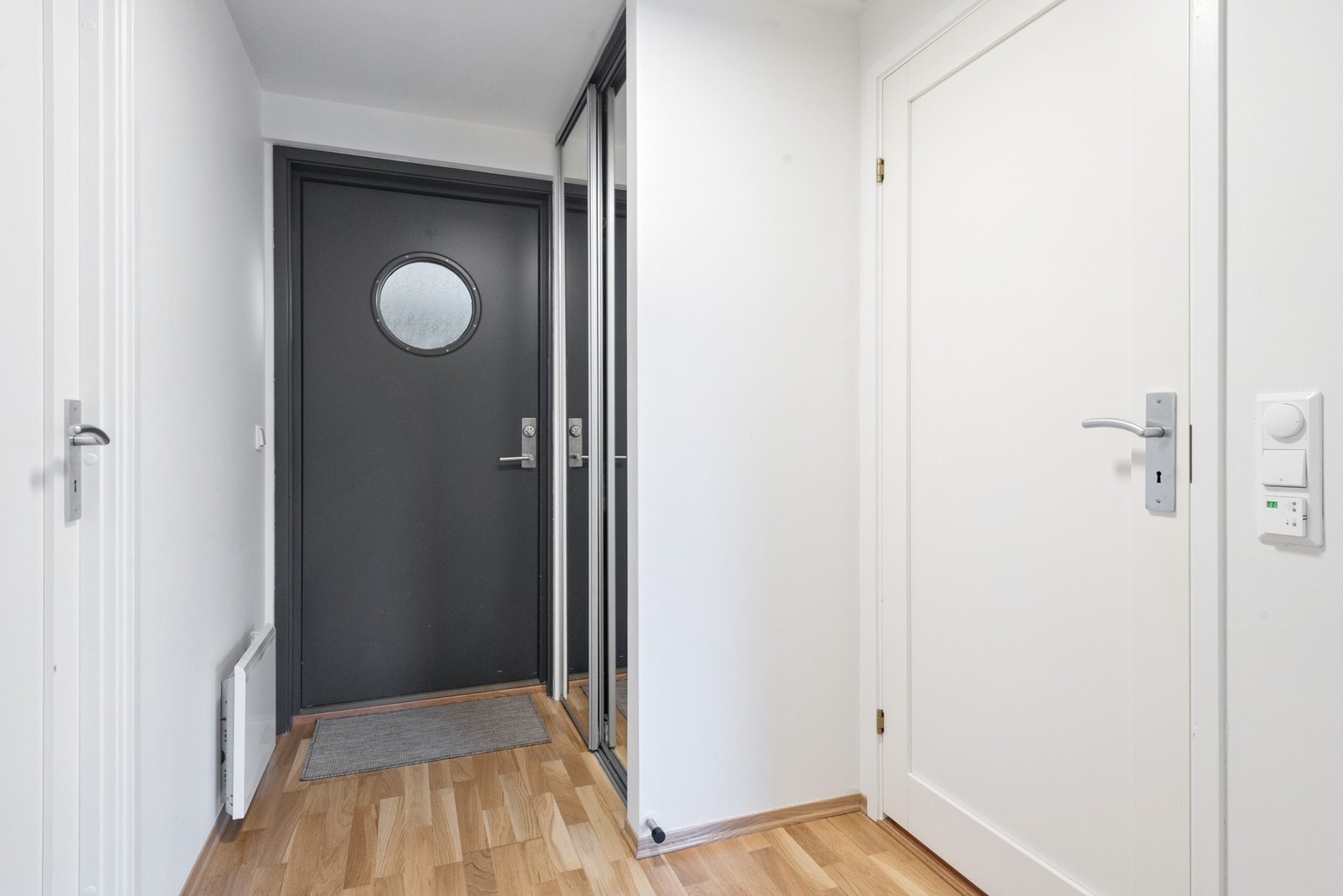 Entré med skyvedørsgarderobe. Galleribilde