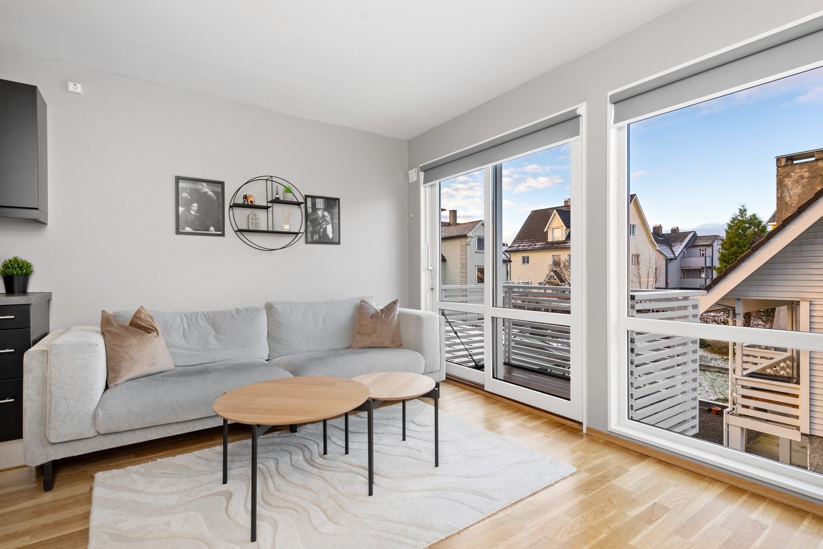 Fra stuen er det utgang til vestvendt balkong via skyvedører. Galleribilde