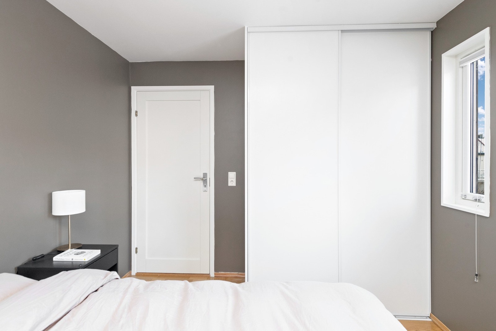 Hovedsoverommet har praktisk skyvedørsgarderobe. Galleribilde