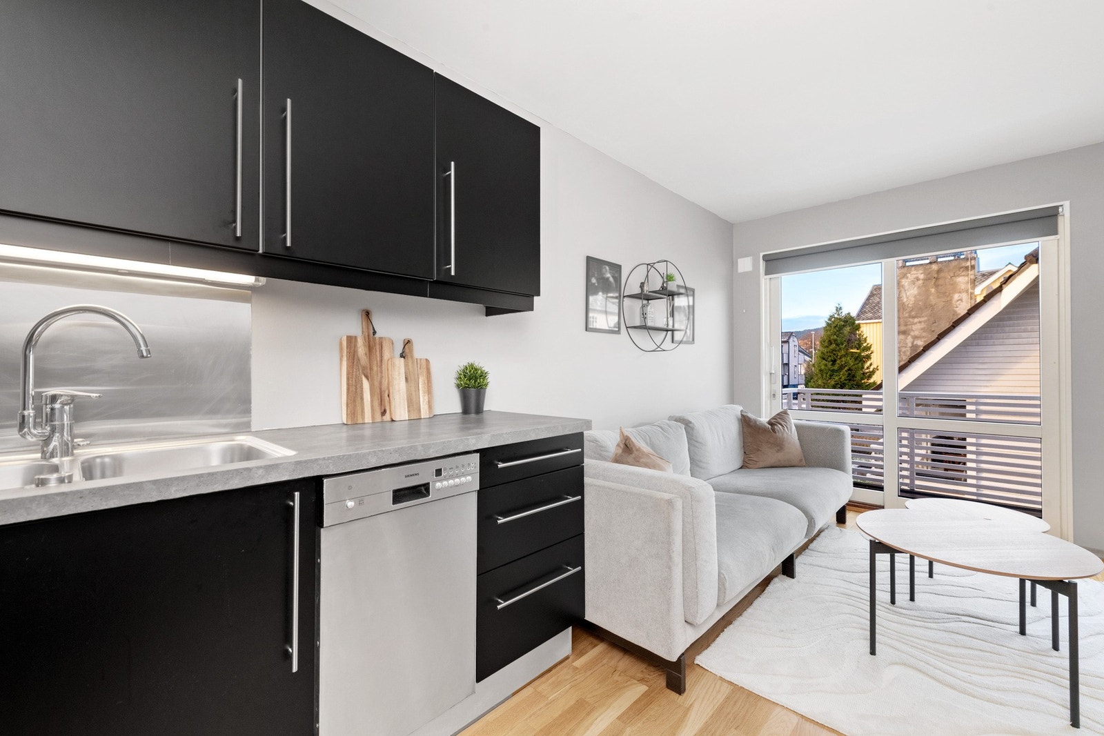 De sorte frontene er foliert. Originalt er frontene grå. Galleribilde