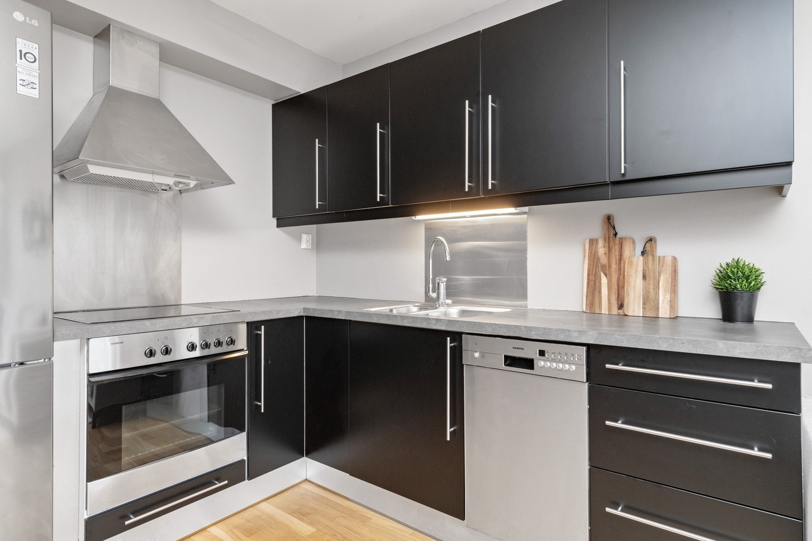 Leiligheten har en kompakt og effektiv kjøkkeninnredning. Galleribilde