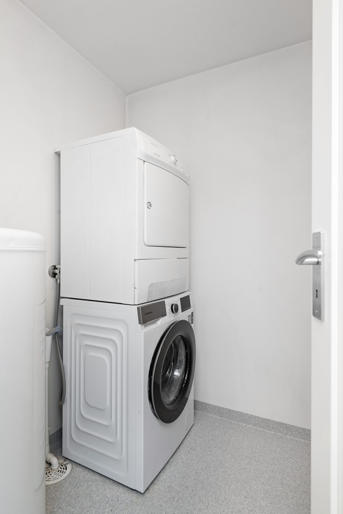 Bod/teknisk rom med opplegg til vaskemaskin. Galleribilde