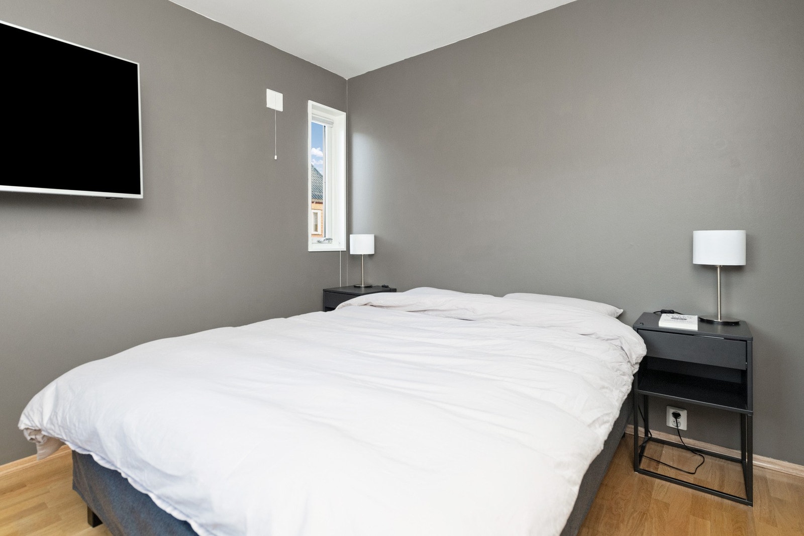 Leiligheten har 2 fine soverom. Dette er hovedsoverommet nordvest i leiligheten Galleribilde