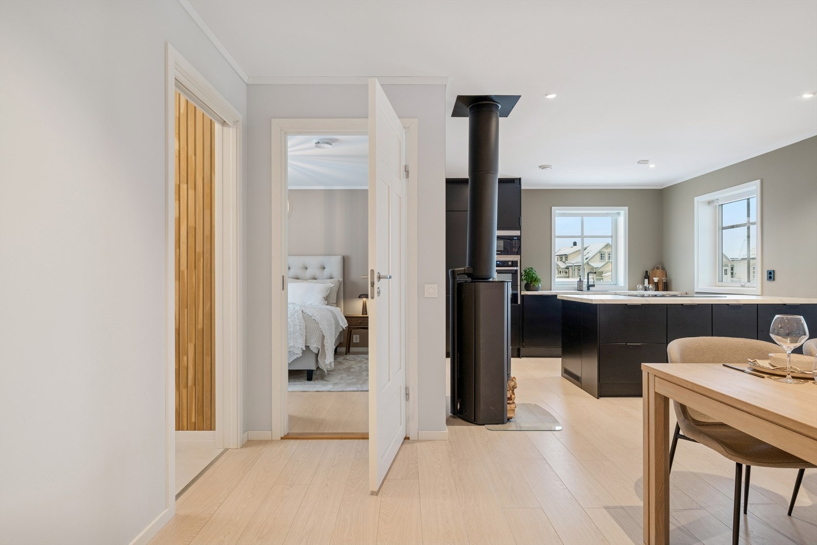 Boligen er gjennomgående lys og luftig. Hver eneste kvadratmeter er godt utnyttet og planløsningen er gjennomtenkt. Galleribilde