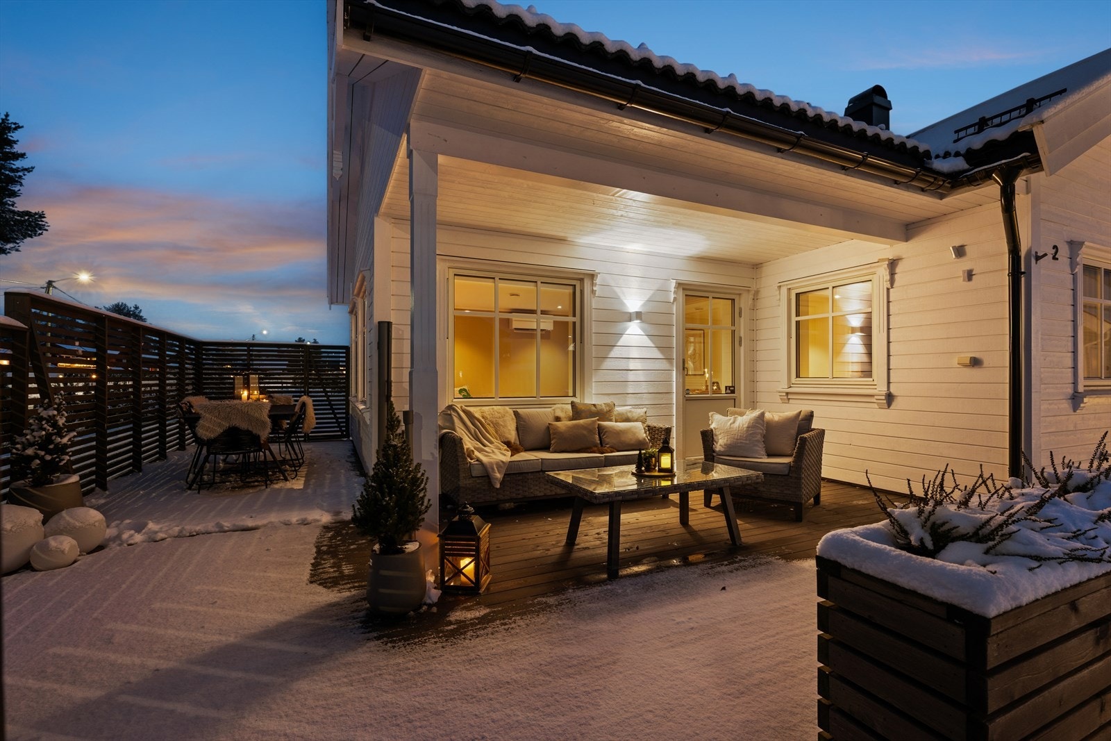 Stille og rolig kveldstemning på terrassen utenfor stuen. Galleribilde