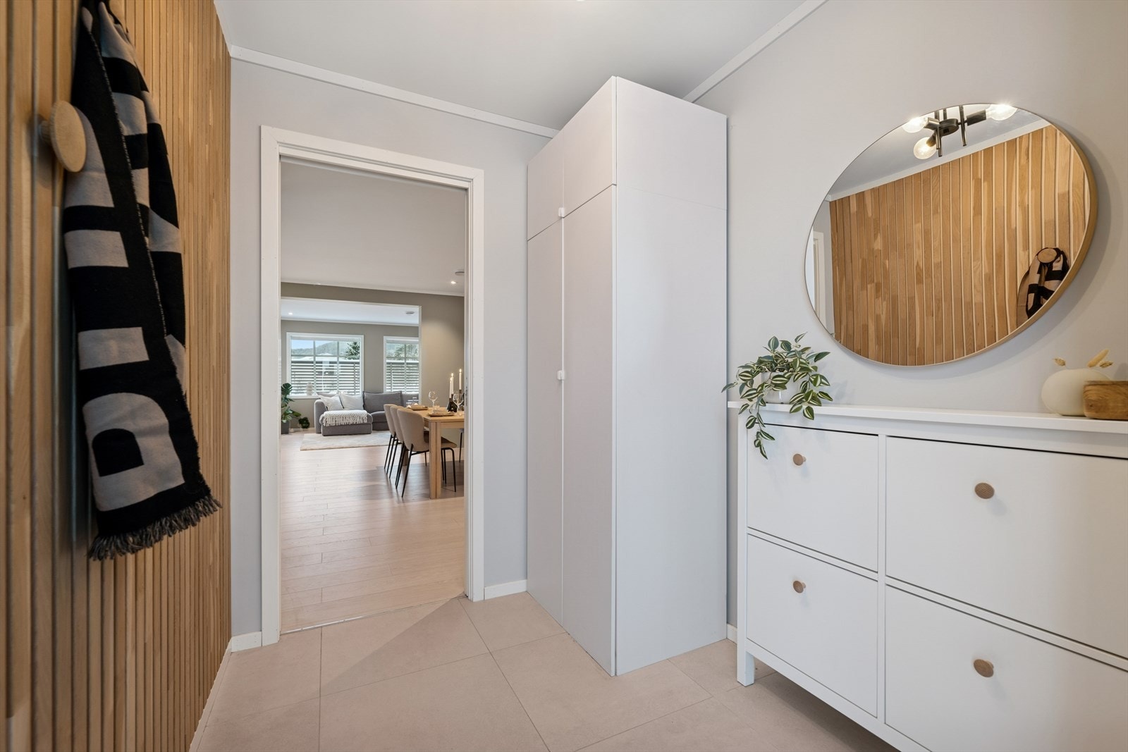 Entre med fliser på gulv og selvfølgelig behagelig gulvvarme. Galleribilde