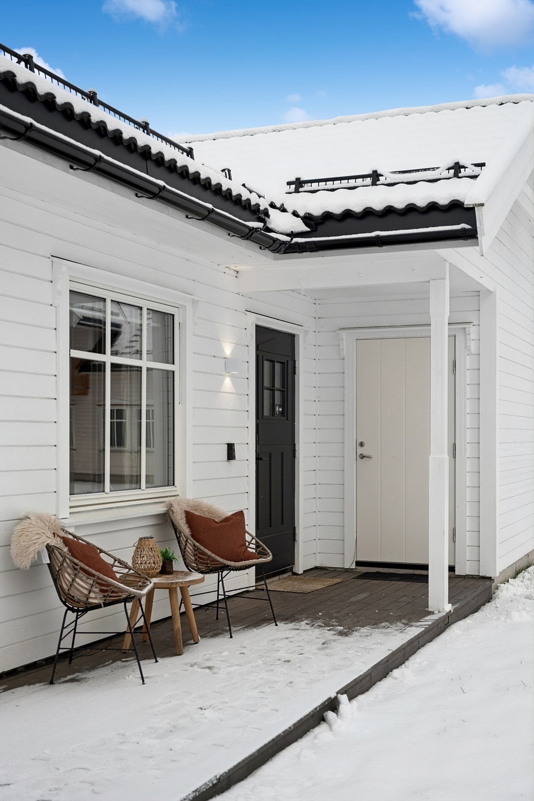 Morgensolen titter frem på terrassen ved inngangspartiet. Galleribilde