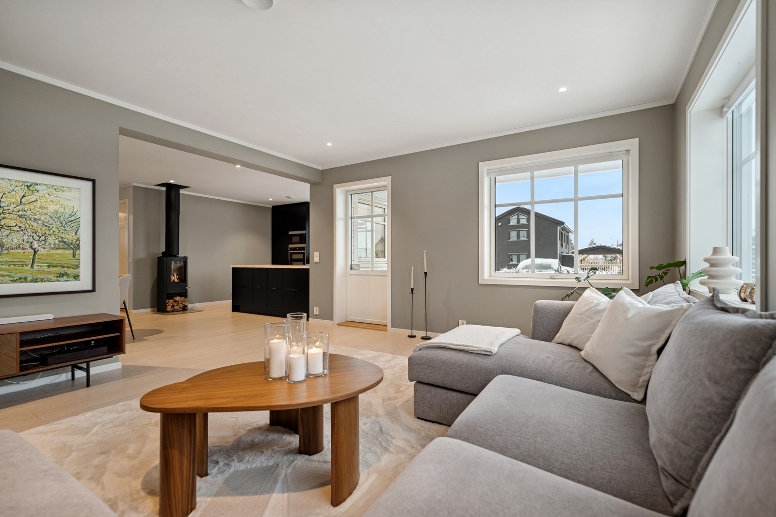 Fra stuen er det utgang til den solrike terrassen som strekker seg rundt store deler av boligen. Galleribilde