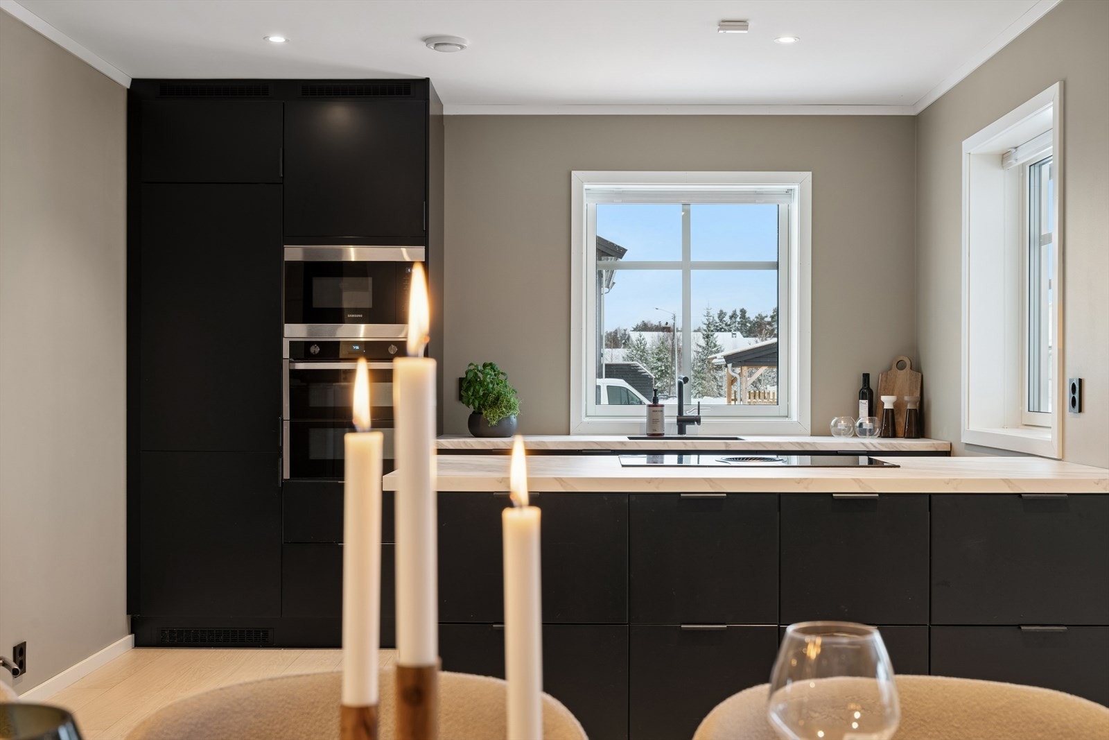 På dette kjøkkenet kan du være både en god kokk og vertskap på samme tid. Galleribilde