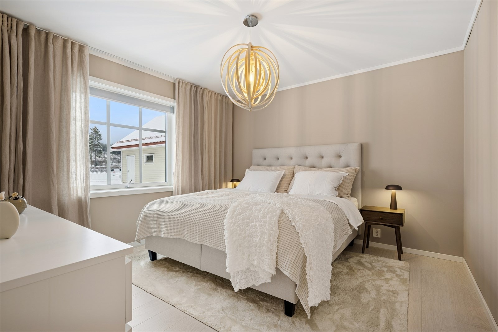 Få hotellfølelsen hjemme på ditt eget soverom! Hovedsoverommet er romslig og har som øvrige rom i boligen duse og behagelige farger. Galleribilde