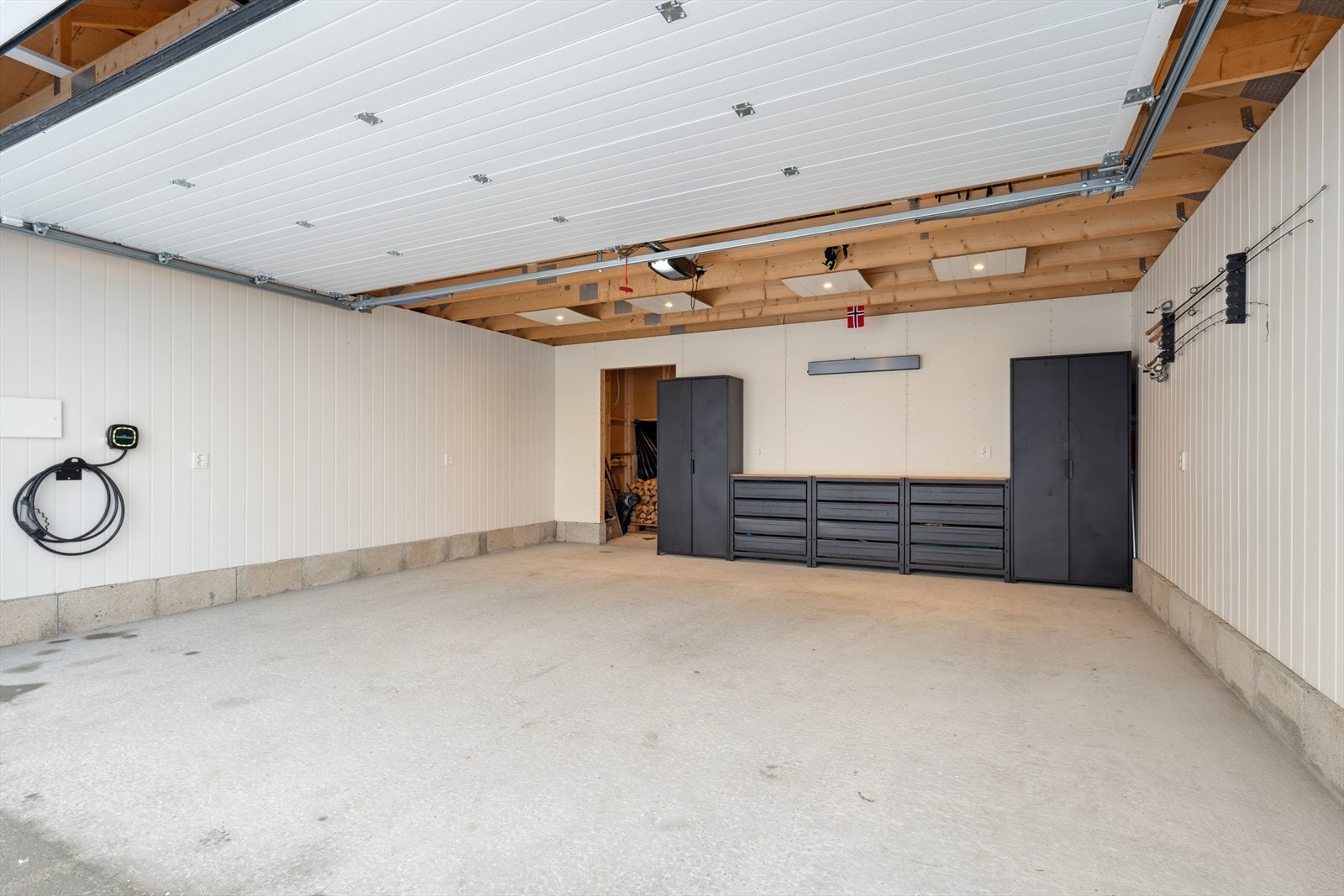 Dobbel garasje med elbillader og god lagringsplass. Galleribilde
