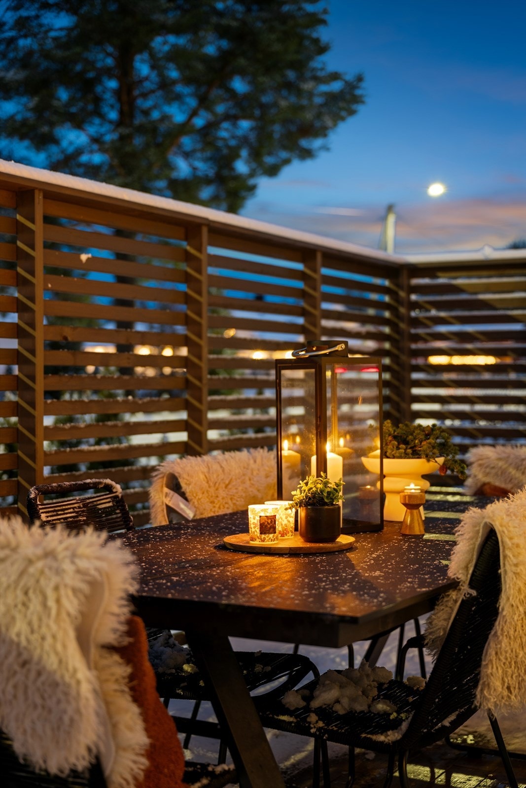 Det finnes ikke dårlig vær! Få på dunjakken og nyt en kopp med kakao i vinterskumringen på terrassen. Galleribilde