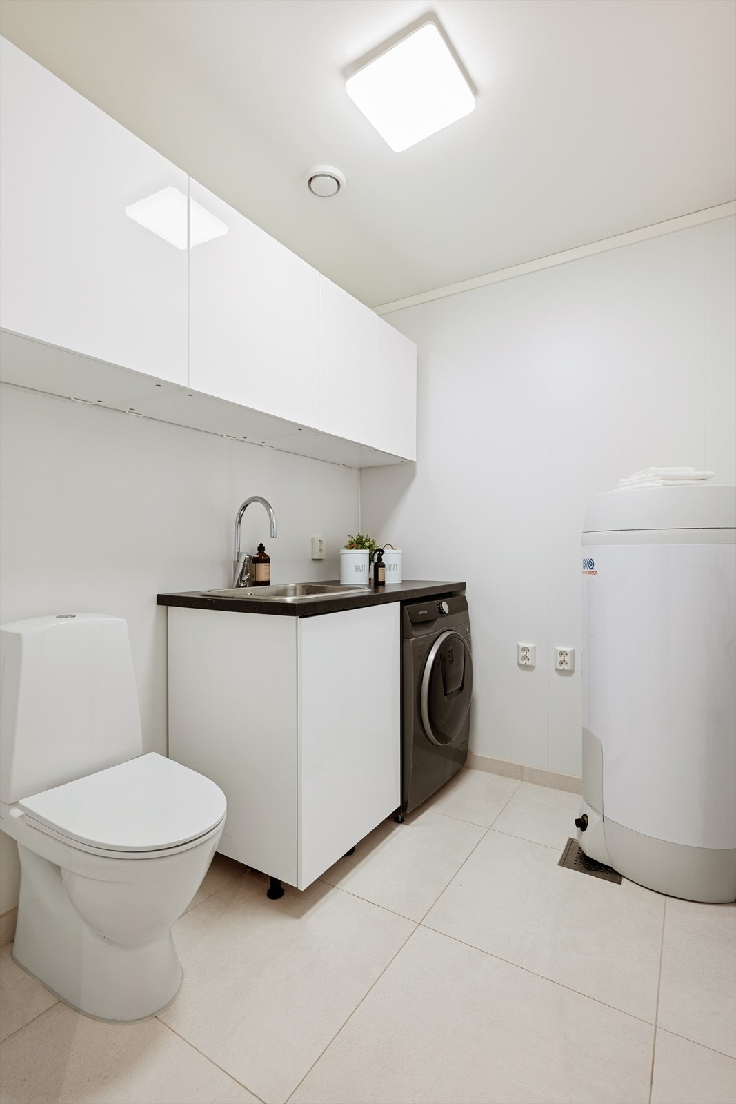 Vaskerom/wc med praktisk innredning. Elektrisk gulvvarme. Varmtvannsbereder på 200 liter. Galleribilde