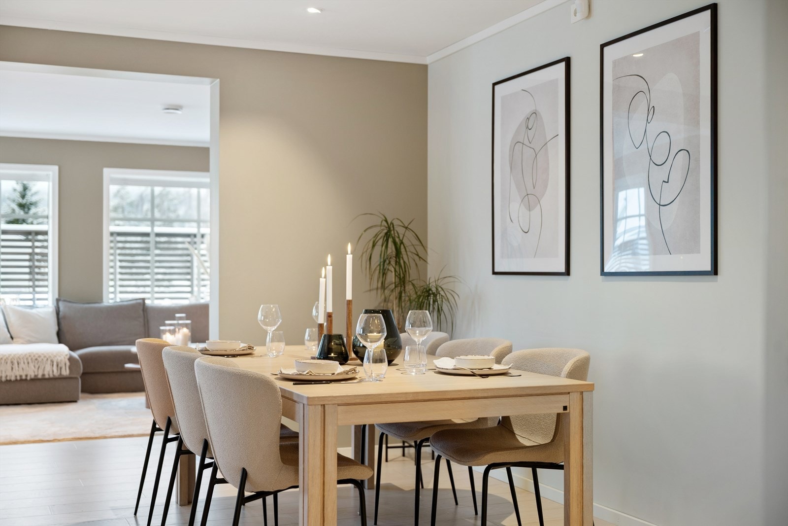 Spiseplassen er perfekt for både hverdags- og festmåltider. Det er mulig å dekke langbordet når gjestene er mange. Galleribilde