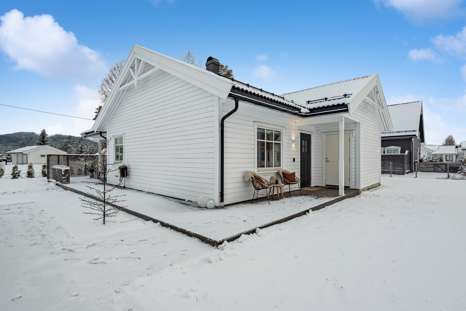 Gangareal med belegningsstein fra gårdsplass til inngangspartiet. Bak døren til høyre i bildet er det en romslig bod.G Galleribilde