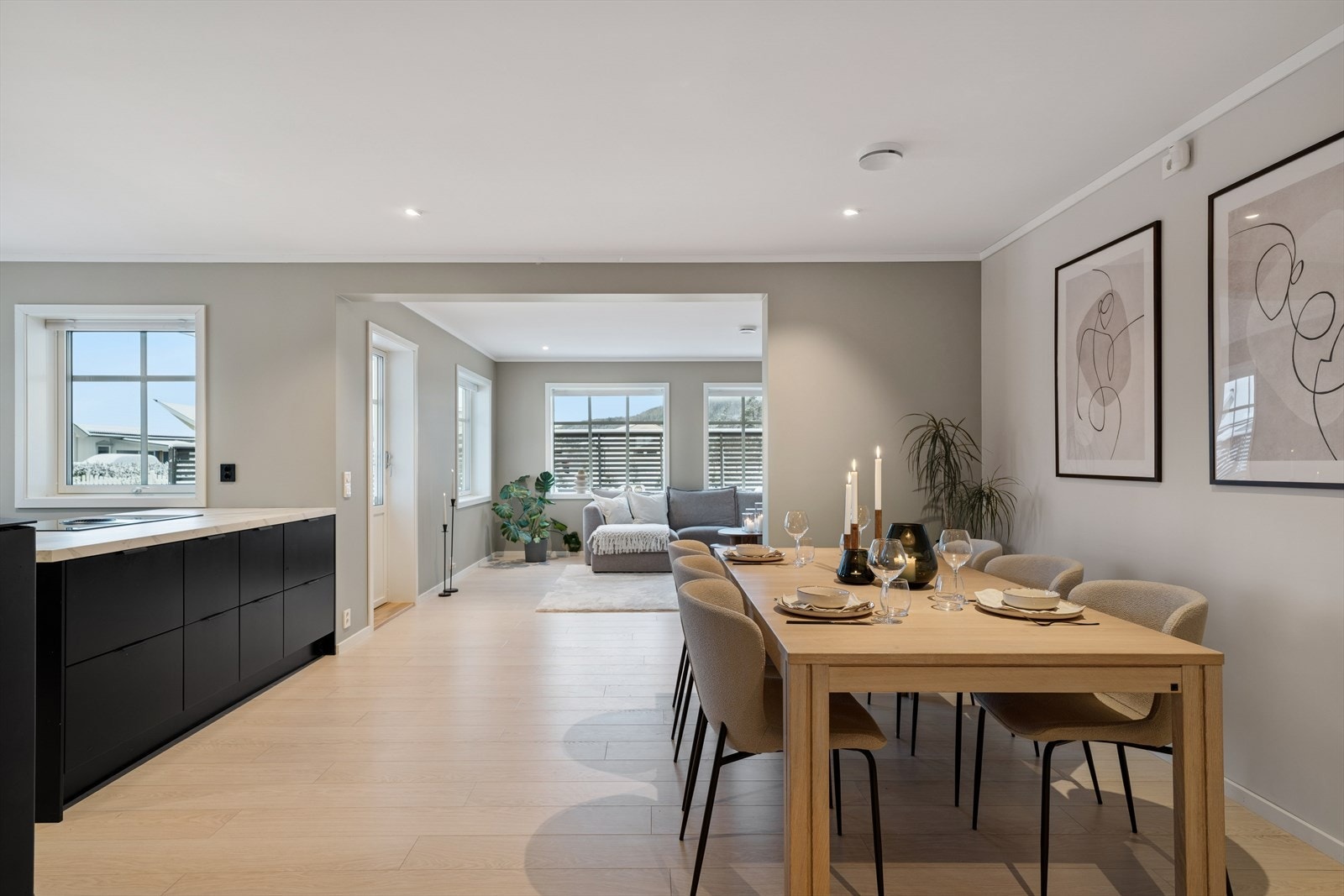 En strategisk planløsning med åpne og luftige rom. Galleribilde