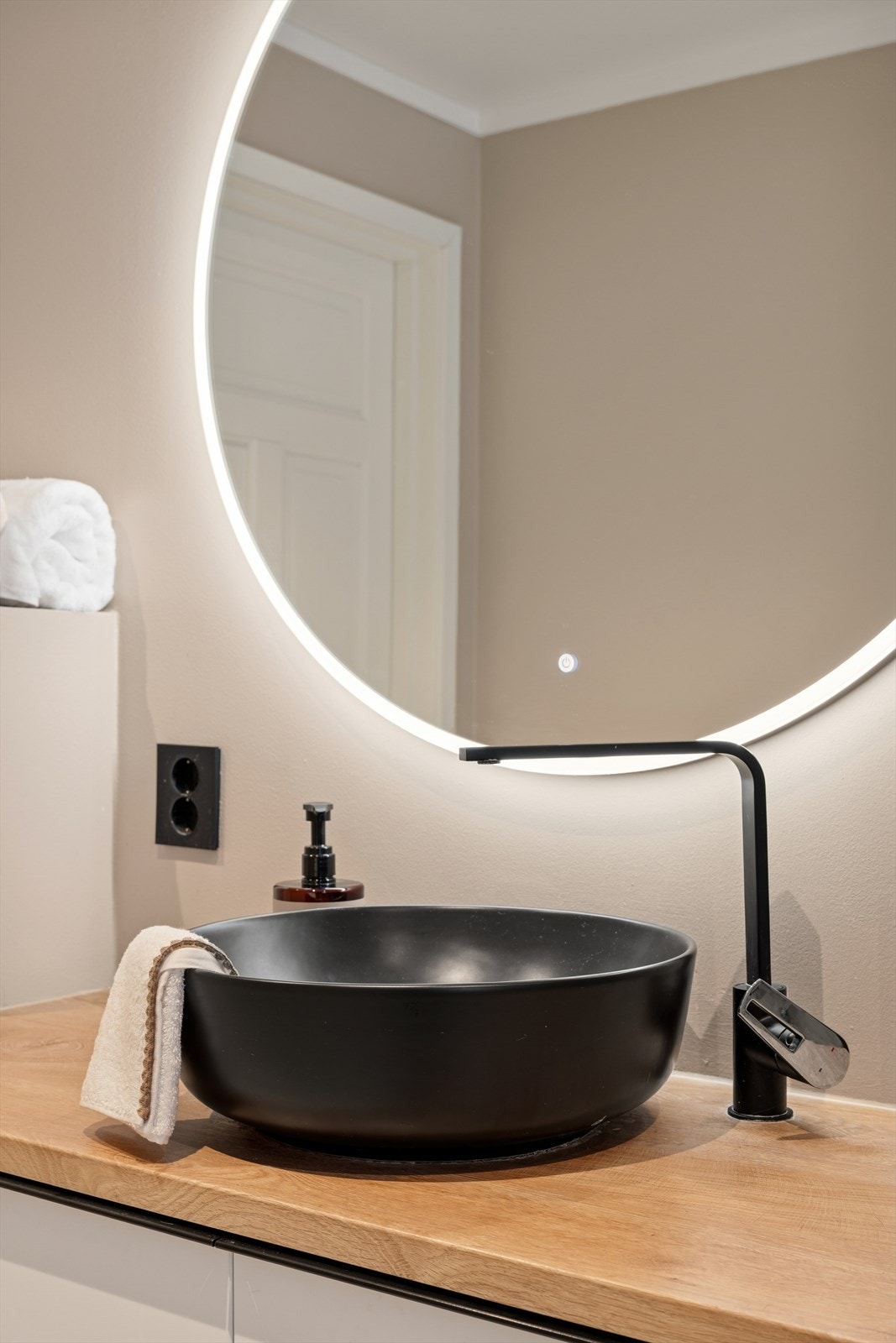 Baderom med kvalitet og tiltalende overflater. Galleribilde