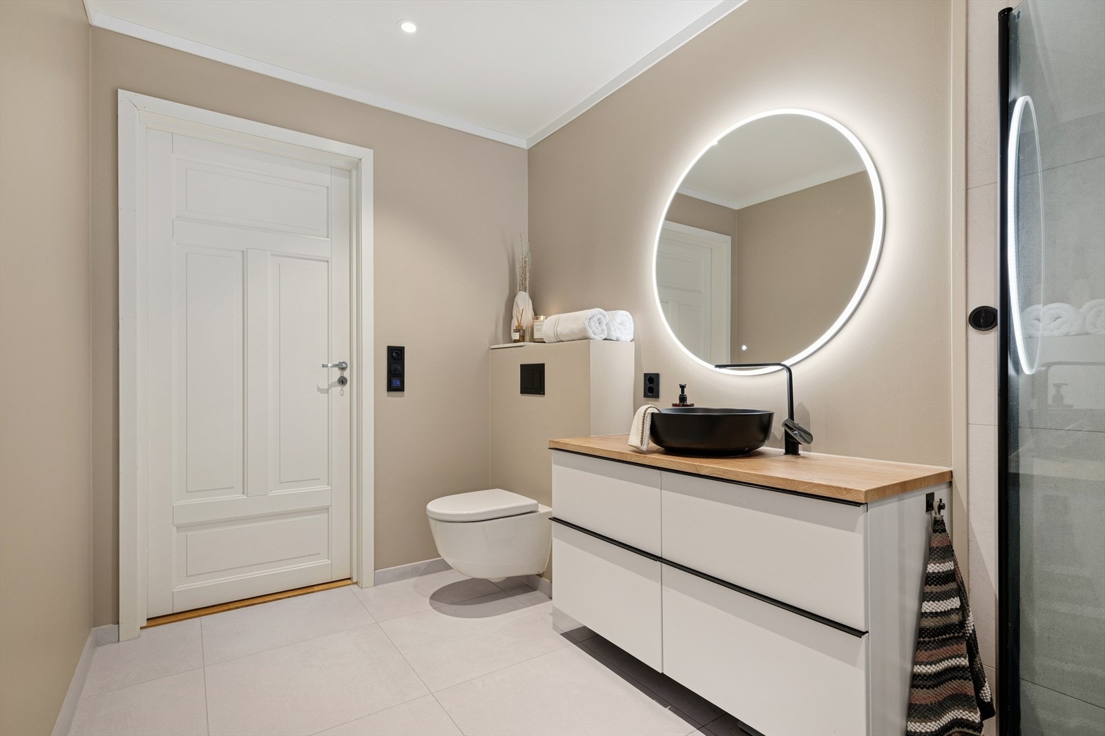 Baderommet oser av velvære og moderne løsninger. Galleribilde