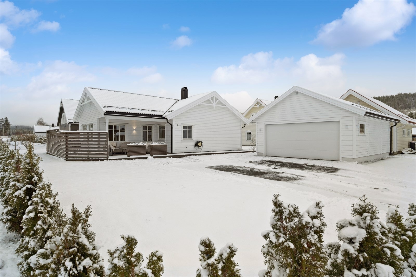 Lettstelt, solrik og svært pent opparbeidet tomt med asfaltert gårdsplass, hage med plen og hekk som rammer inn eiendommen. Galleribilde