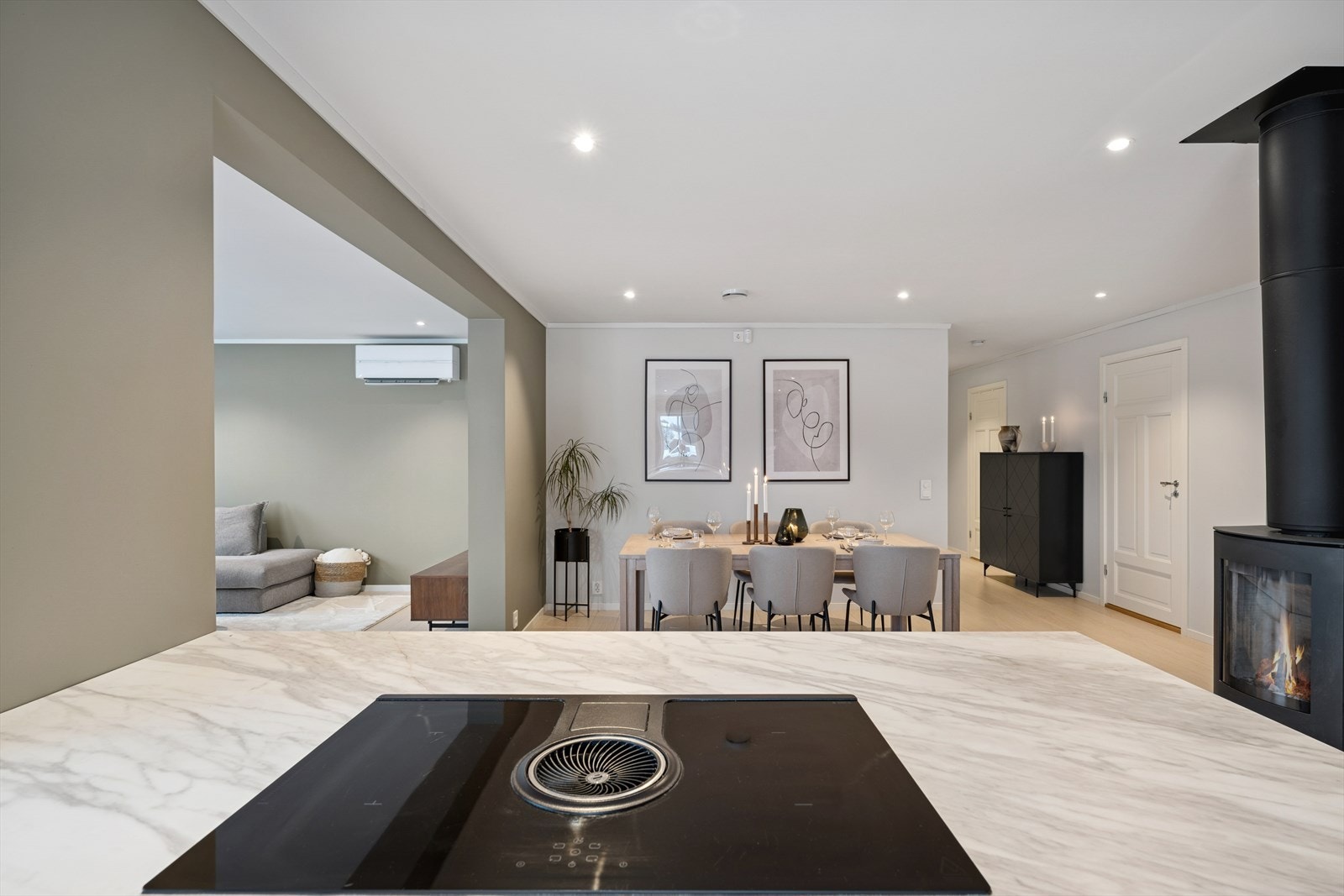 Kjøkkenet er utstyrt med en effektiv ventilator med strategisk plassering i platetoppen. Galleribilde