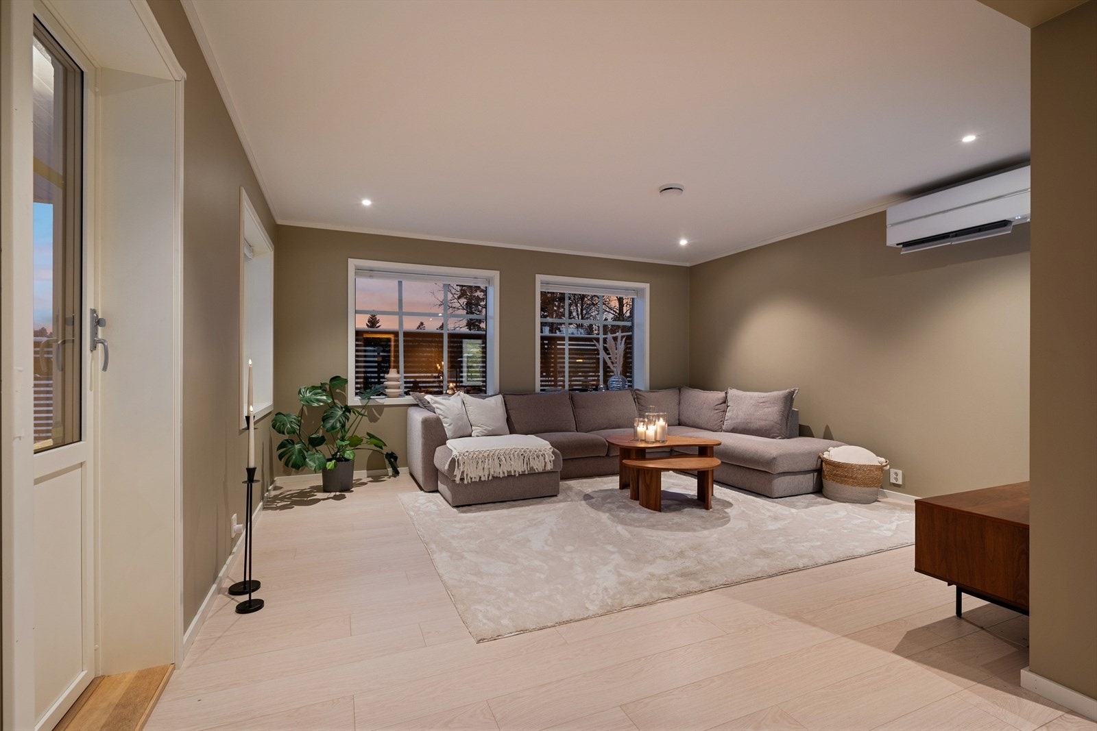 En lun og avslappende atmosfære i stuen gir deg hvilepuls og lave skuldre. I stuevinduene er det montert plissègardiner. Galleribilde