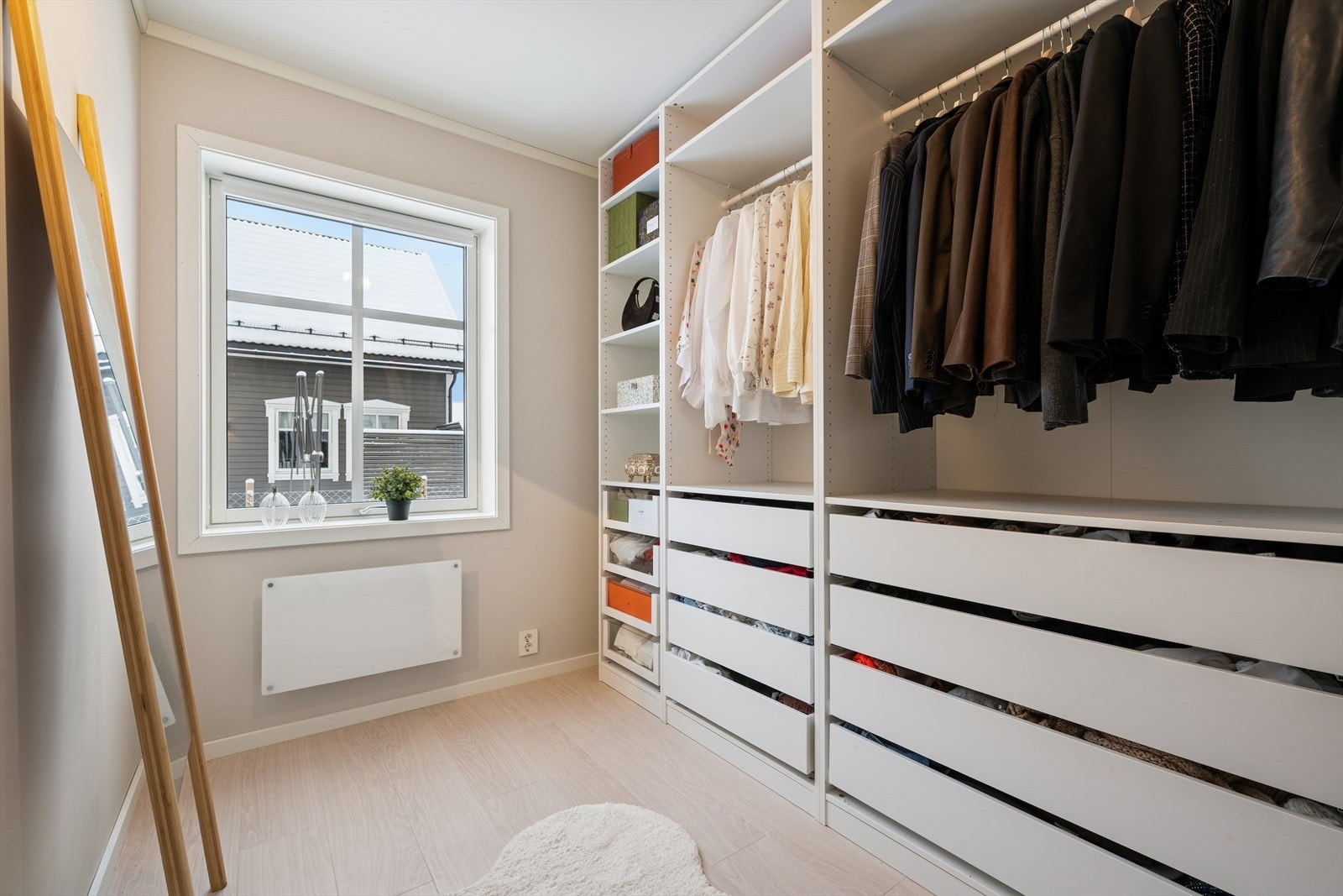 Soverom 2 brukes til walk-in closet. Galleribilde