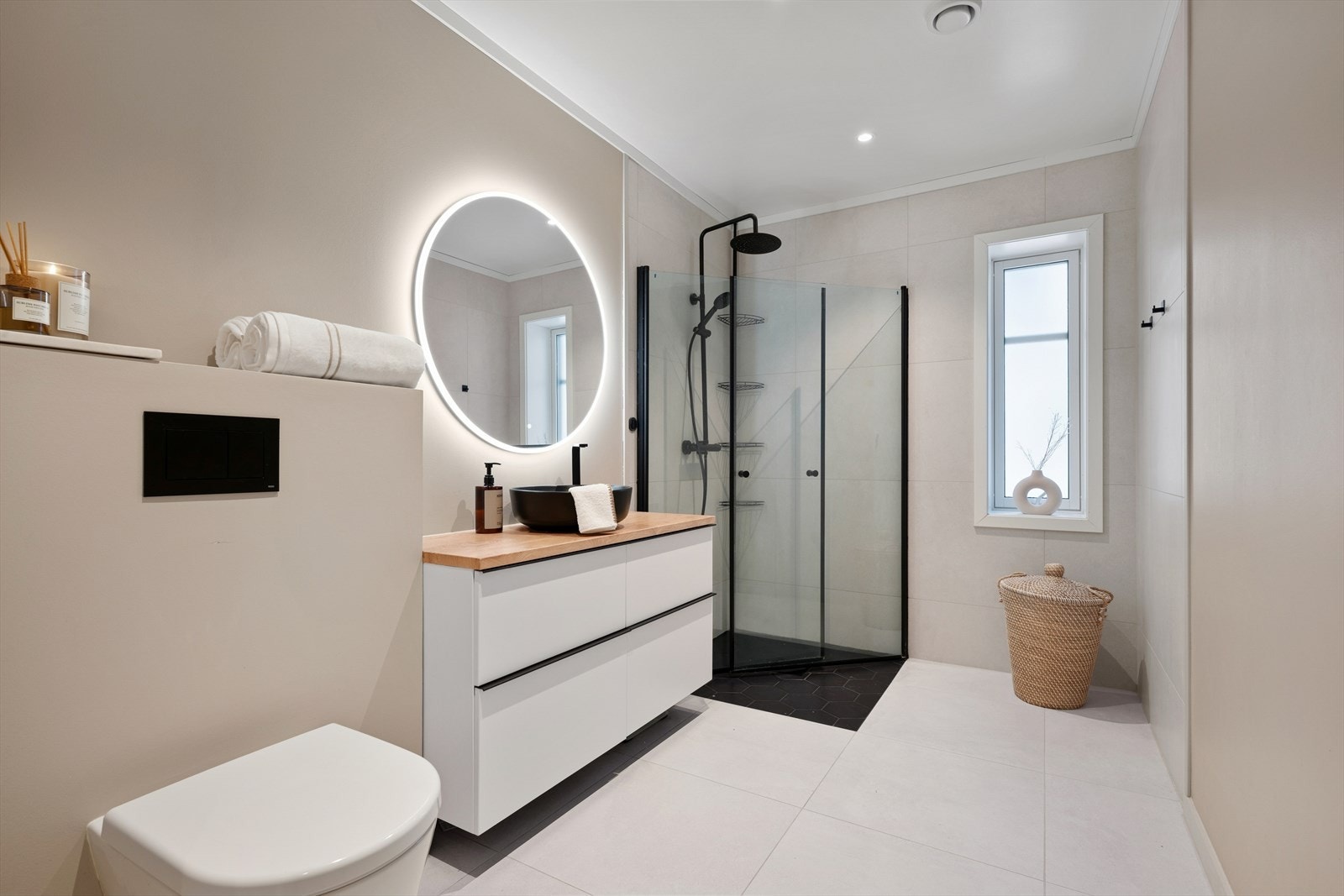 Stilrent og lekkert bad med fliser på gulv og i våt-sonen. Elektrisk gulvvarme. Galleribilde