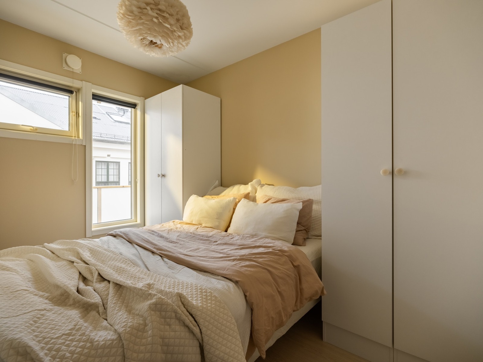 Soverommet er av god størrelse med plass til dobbeltseng og to garderobeskap. Galleribilde