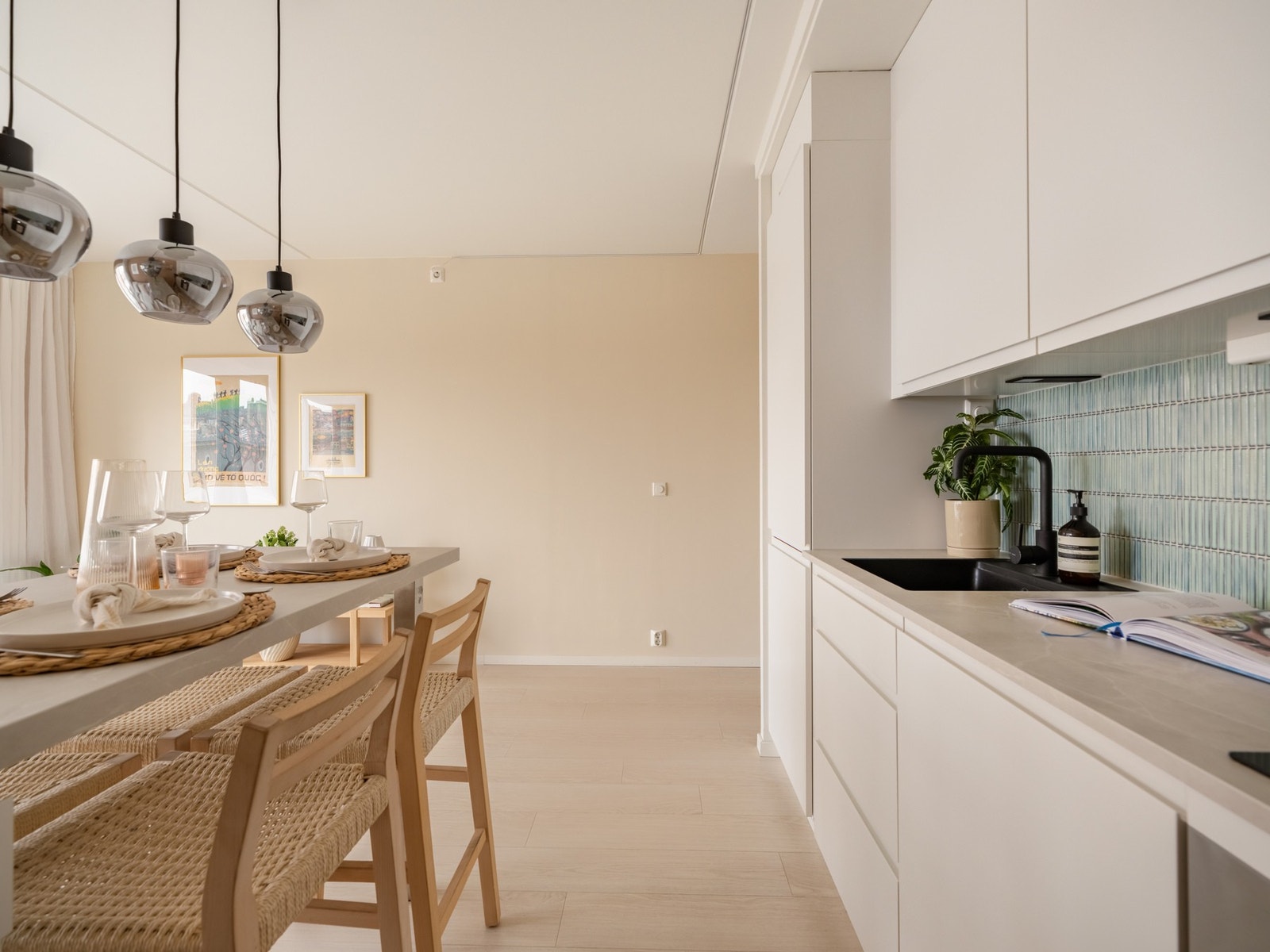 Her ser du fra kjøkkenet og rundt hjørnet der er gangen til badet og soverommet. Galleribilde