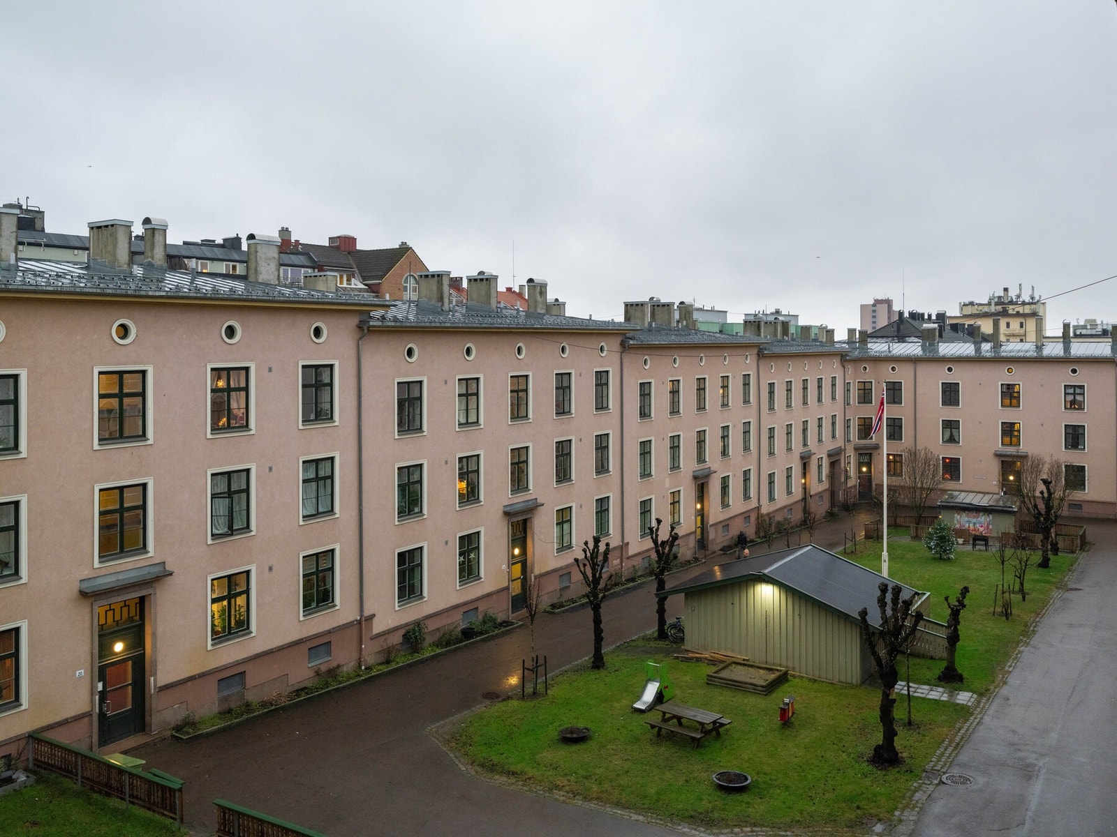 Fra balkongen har du utsyn over den hyggelig bakgården. Galleribilde