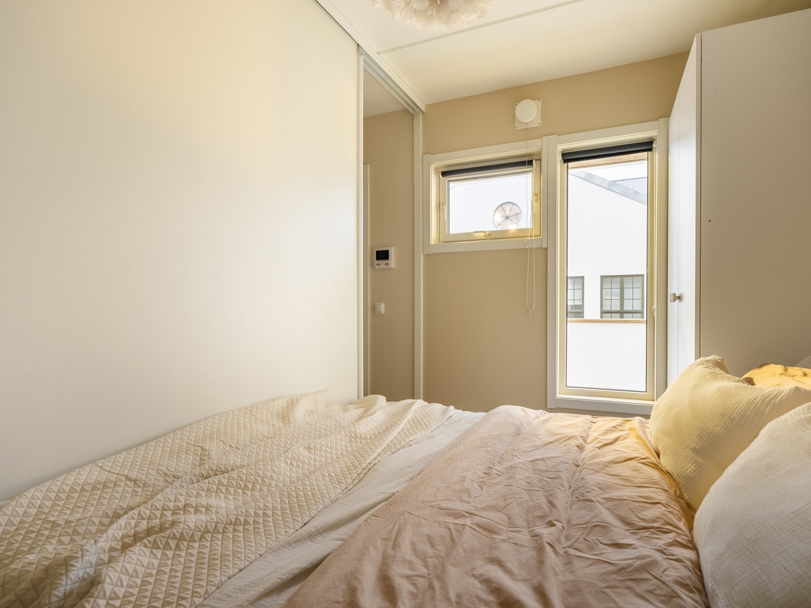 Det er praktisk lagt opp med inngang fra begge sier av sengen. Galleribilde