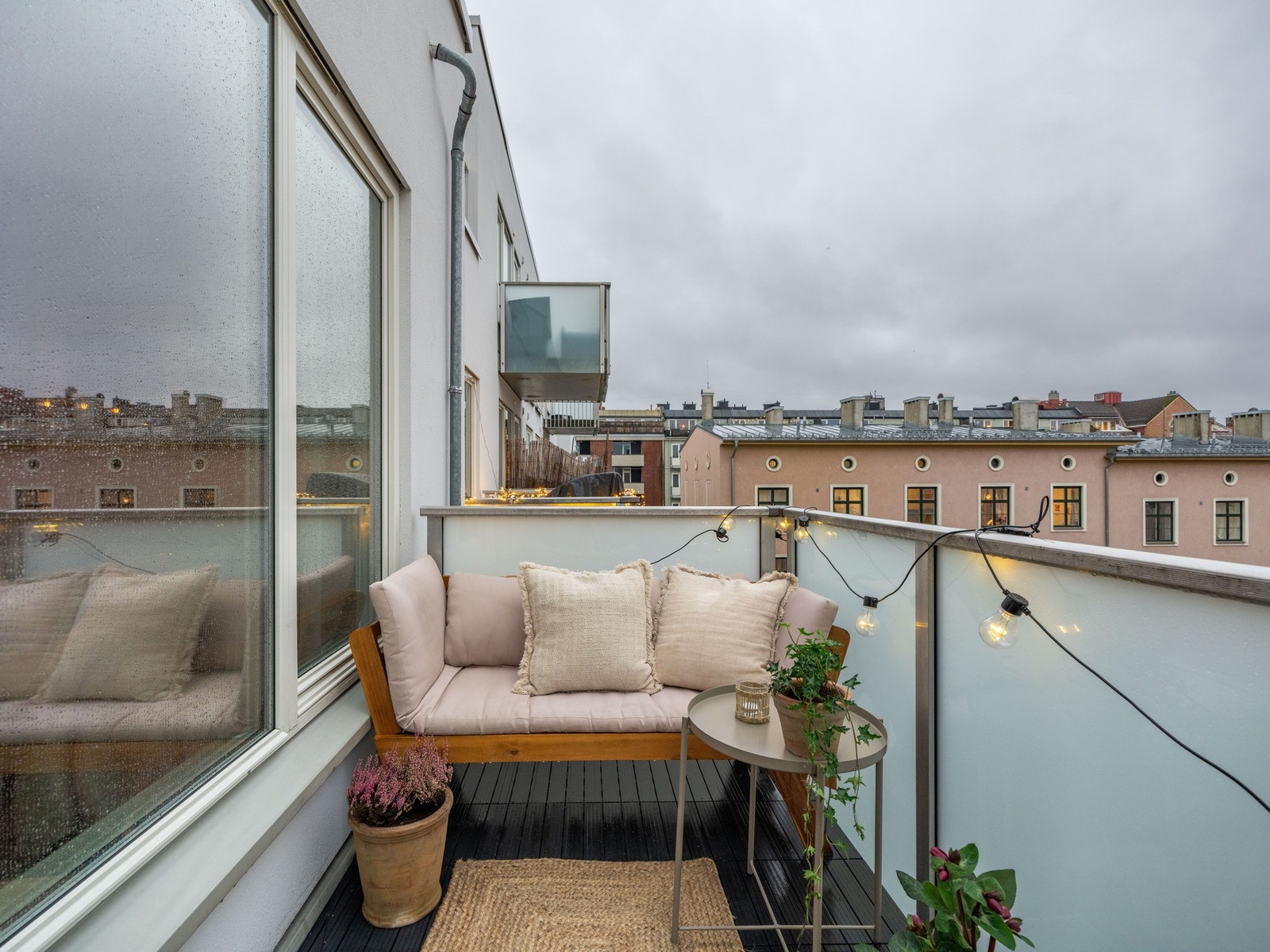 Balkongen er vendt mot syd, som betyr at du har sol fra ca 11:00 til 21:00 om sommeren. Digg! Galleribilde