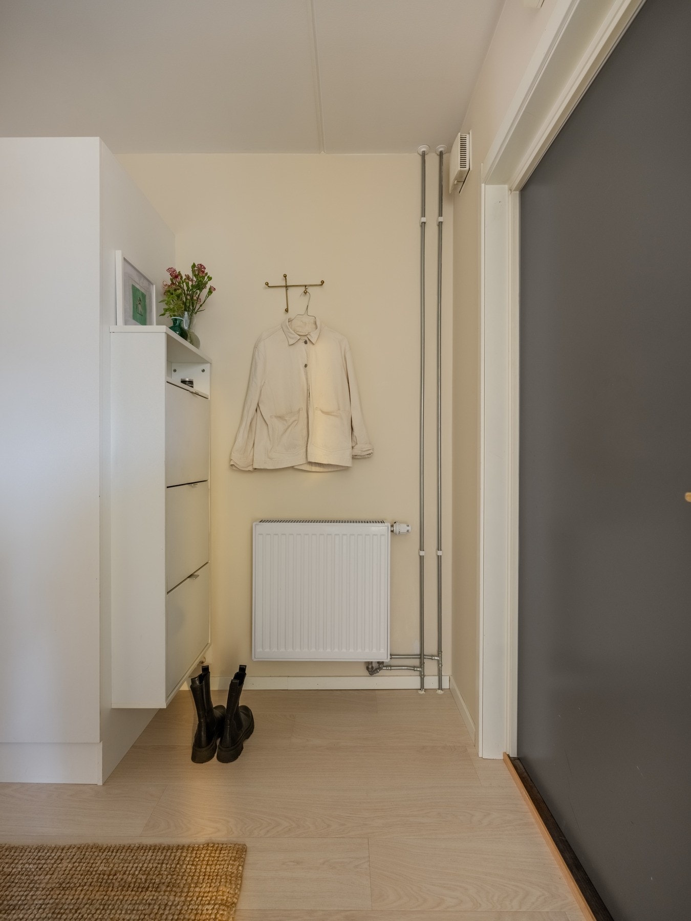 Og ved inngangsdøren kan du hente fra deg jakker og sette fra deg skoene. Galleribilde