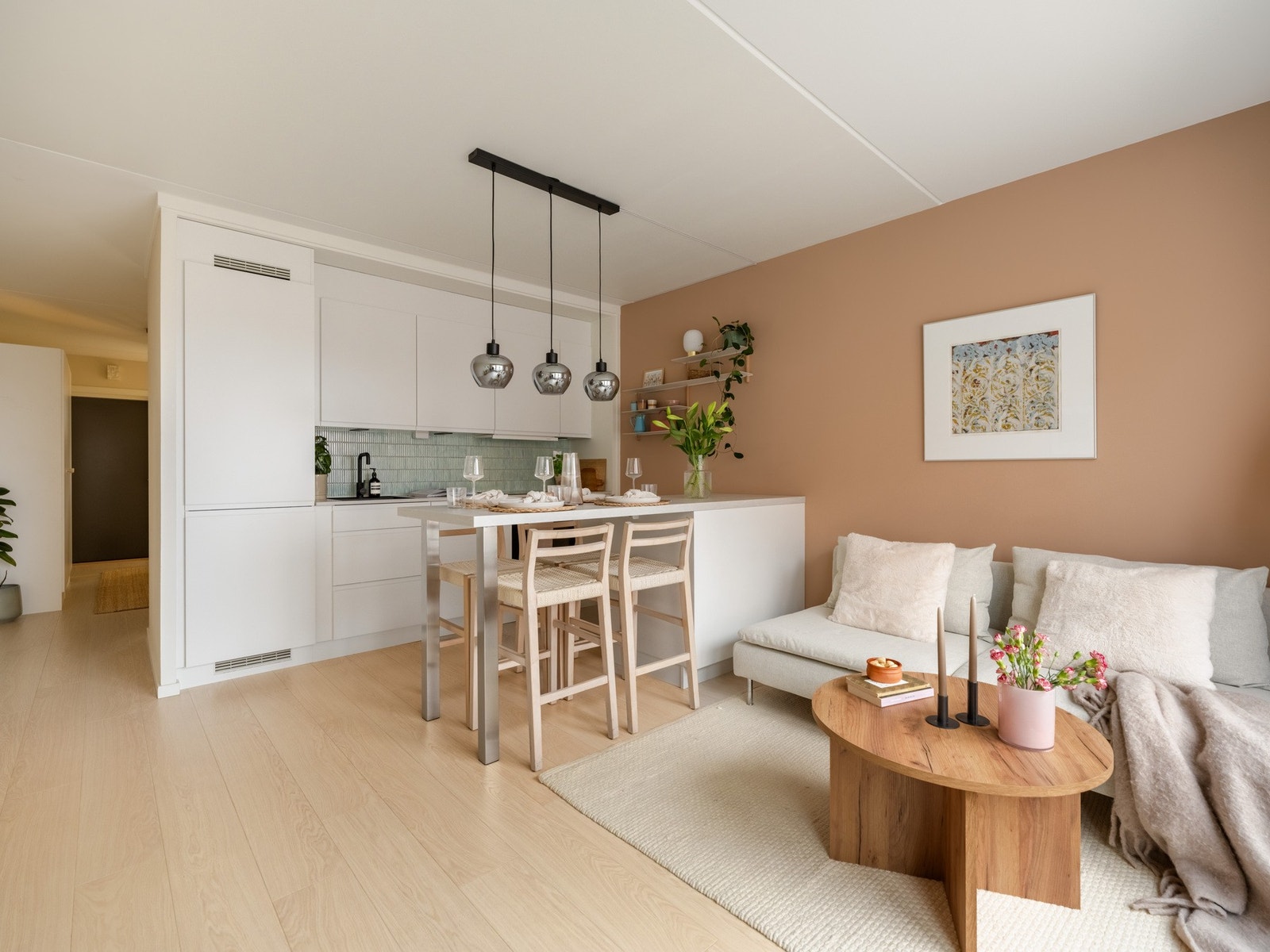 Vi blar videre og neste stopp er naturligvis det flotte oppholdsrommet. Galleribilde