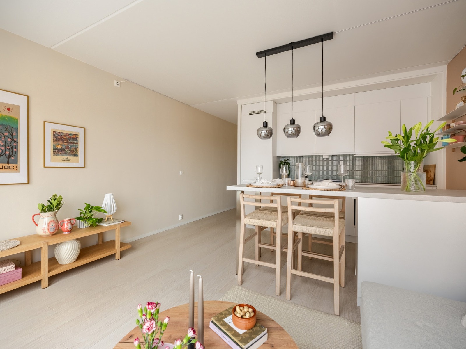 Vi fortsetter inn igjen. Det er en God standard med nymalte overflater, nyere gulv og moderne kjøkken. Galleribilde