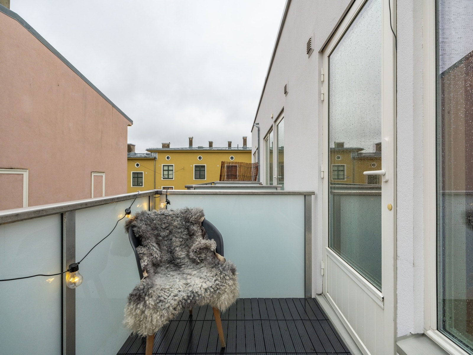 Og dette er den andre siden. Den er for øvrig målt til ca 4 kvm. Galleribilde