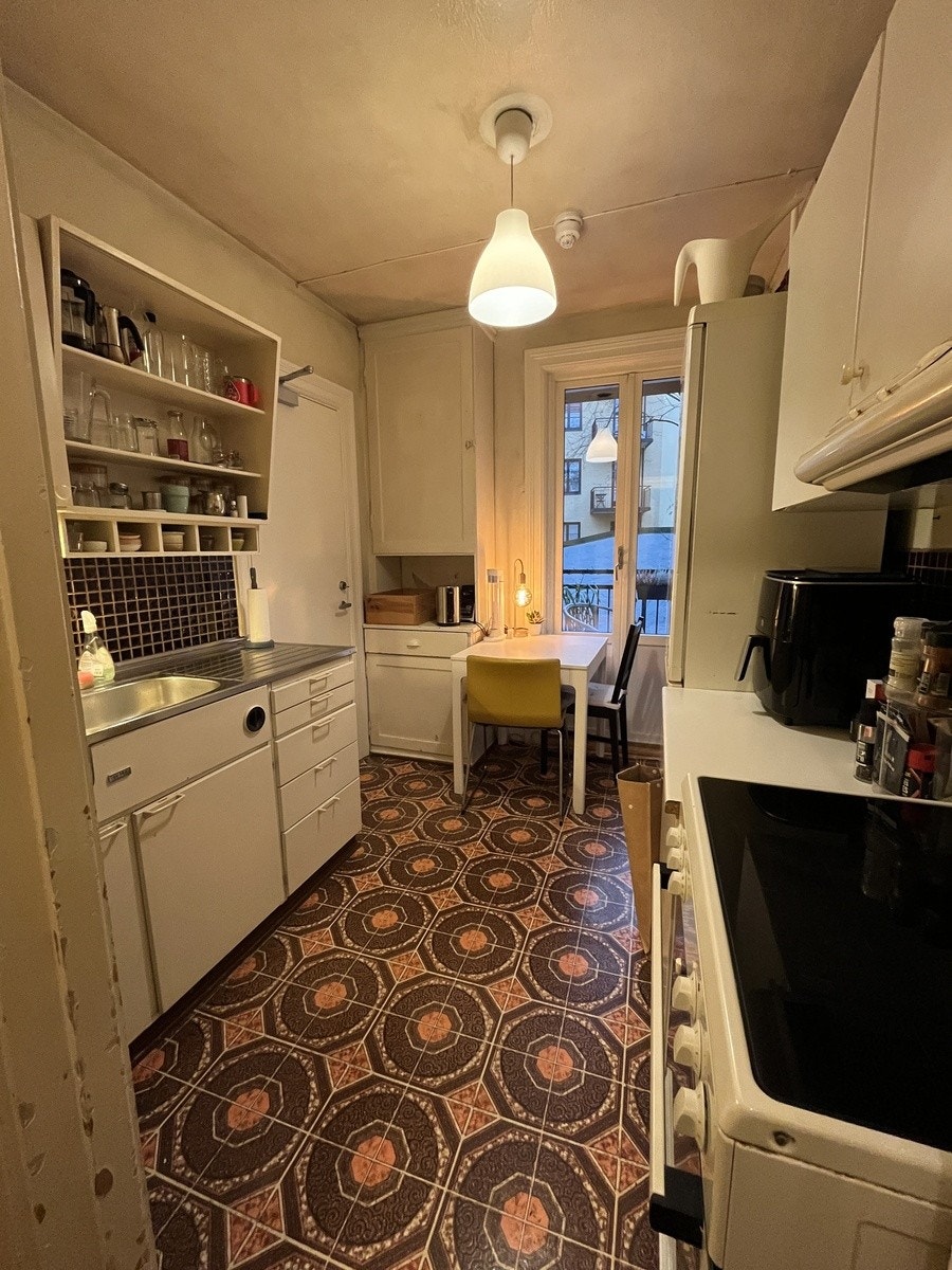 Sjarmerende kjøkken med mye skapplass Galleribilde