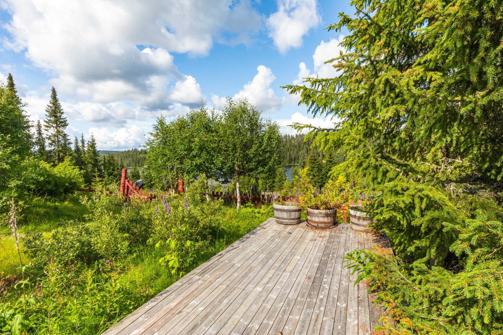 Det er flere sittegrupper ute på tunet Galleribilde