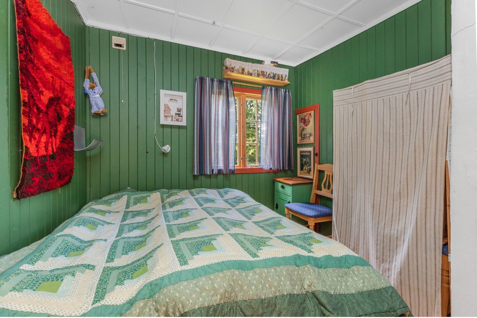 Hytta har to soverom, dette med plass til dobbeltseng og garderobeskap Galleribilde